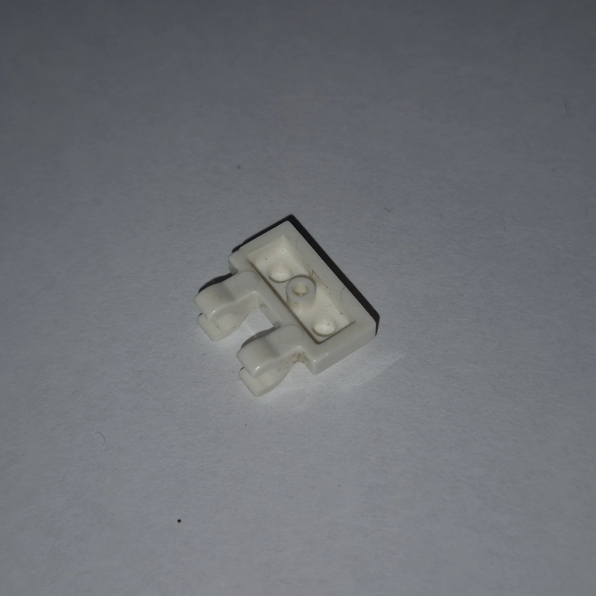 деталь LEGO Пластина 1x2 с 2 горизонтальными зажим - миниатюра 2