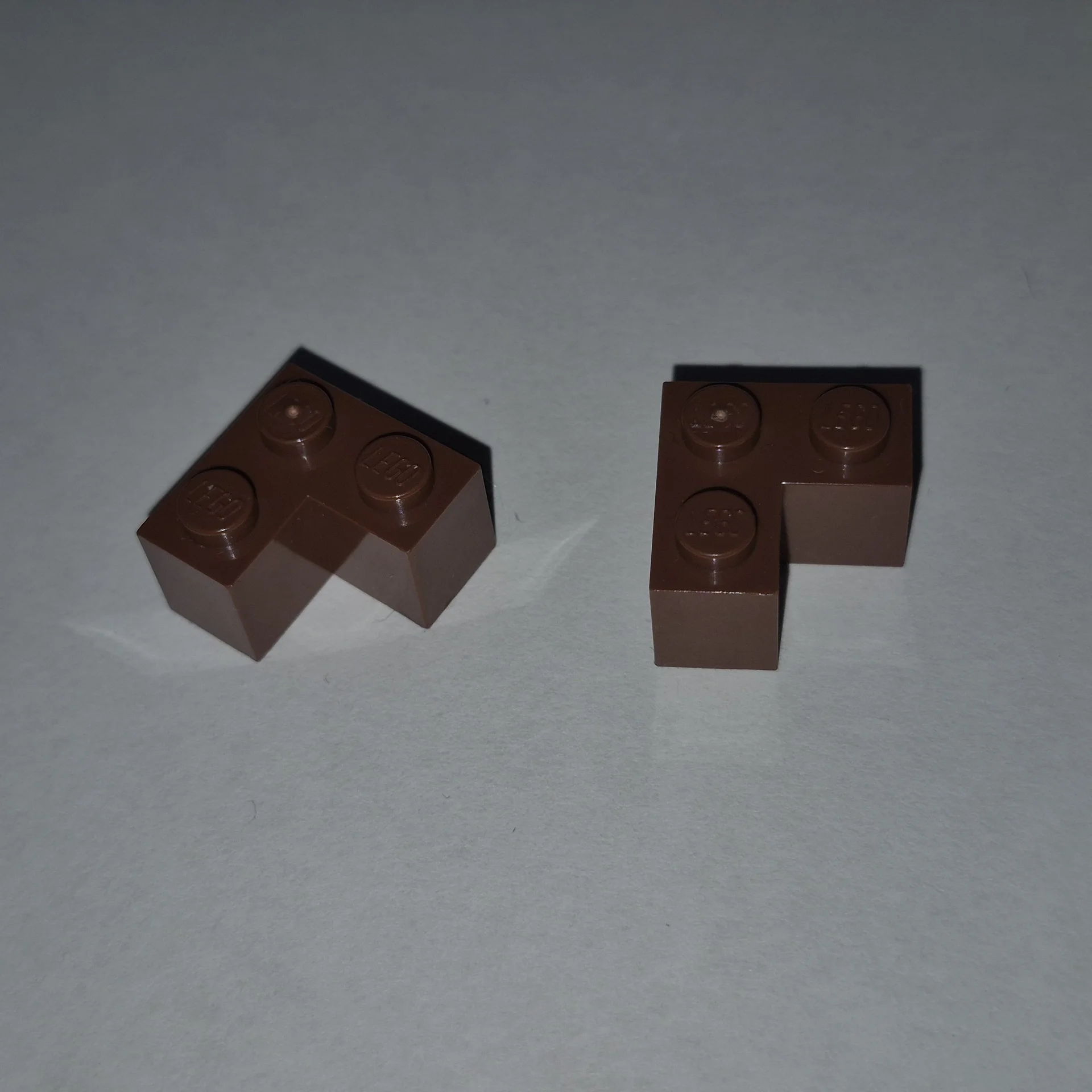 детали LEGO (коричневые, L-образные брики 2х2)