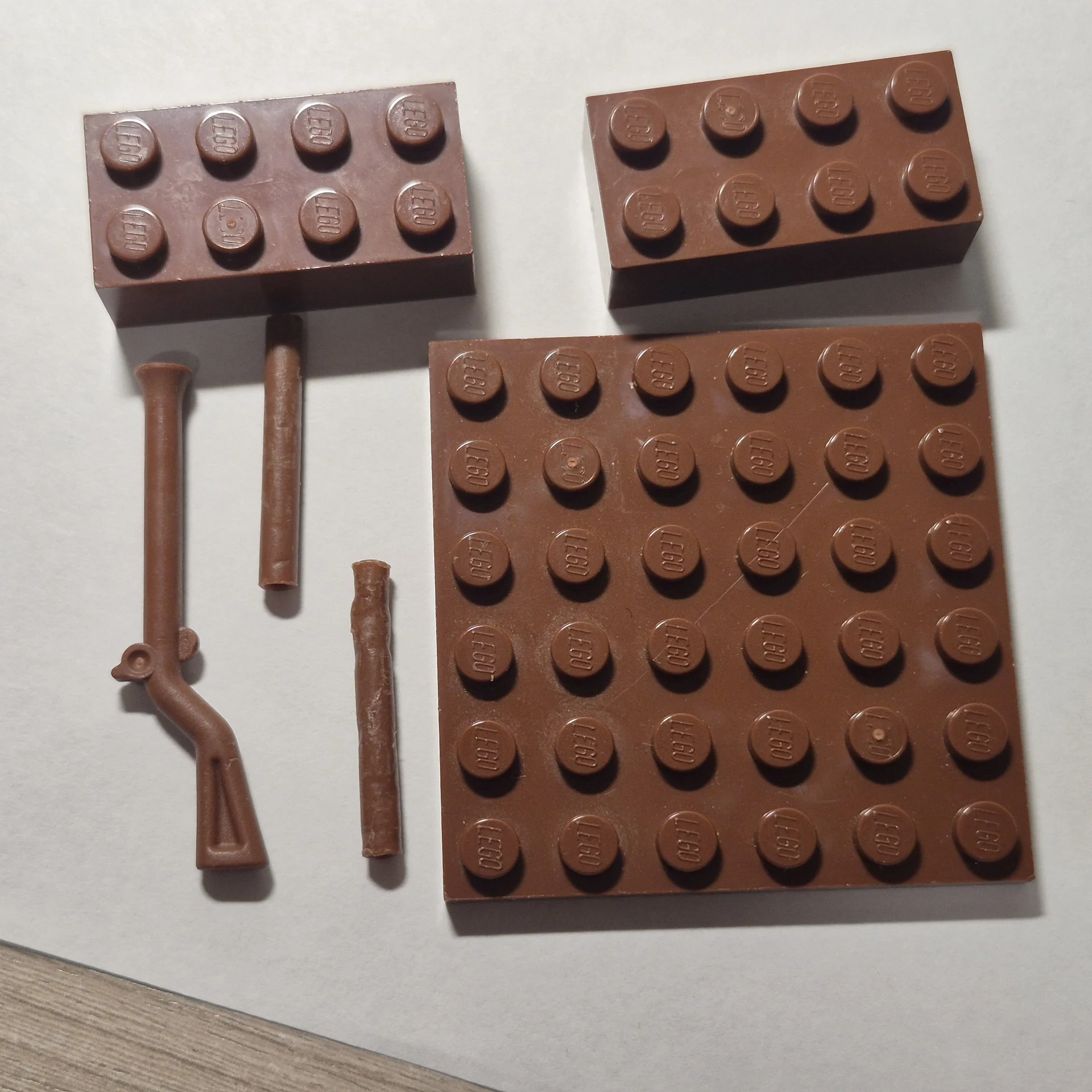 детали LEGO: коричневые пластины, кубики и мушкет