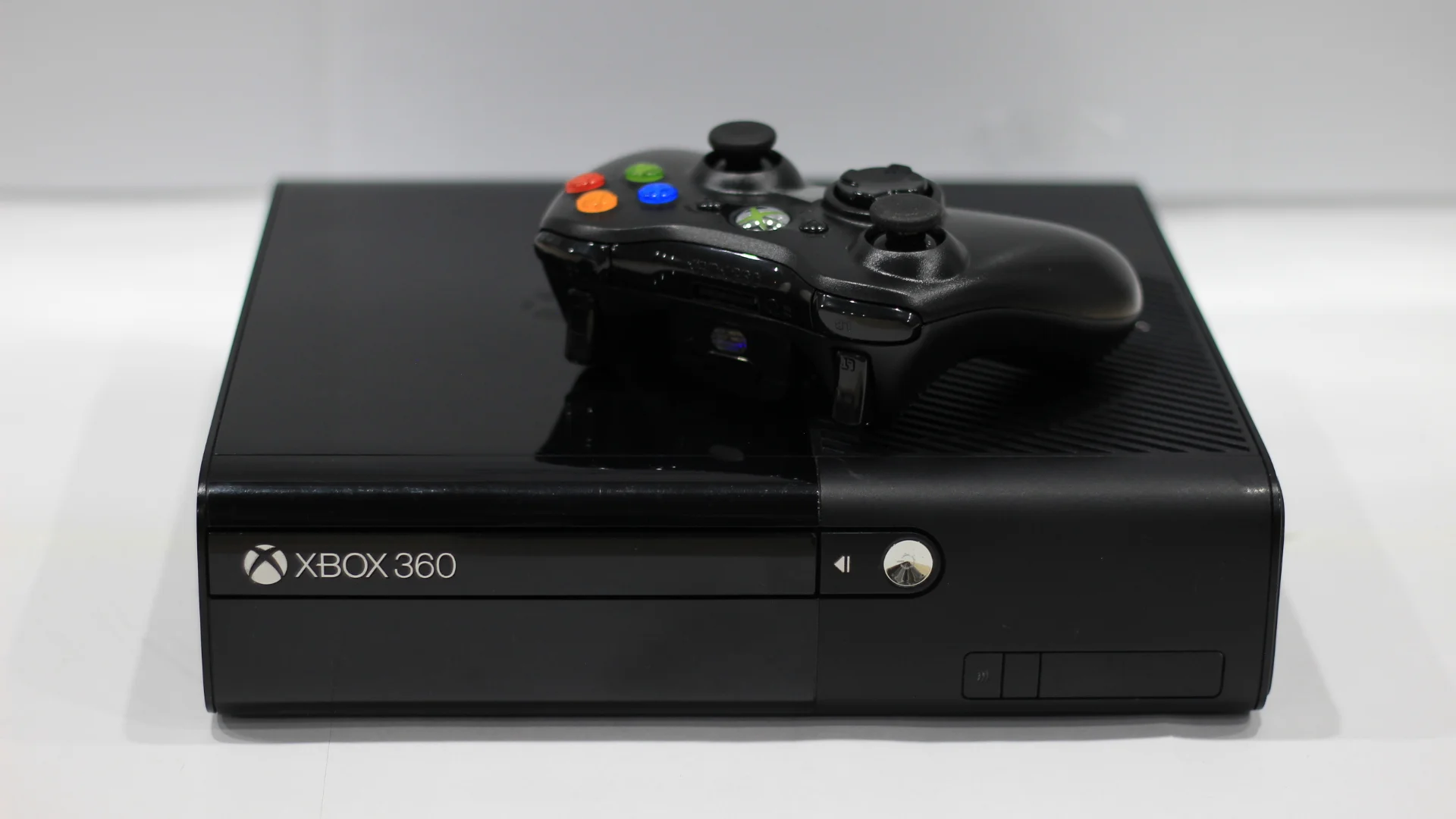 X-Box 360E 250gb + 72 игры Aurora - миниатюра 2