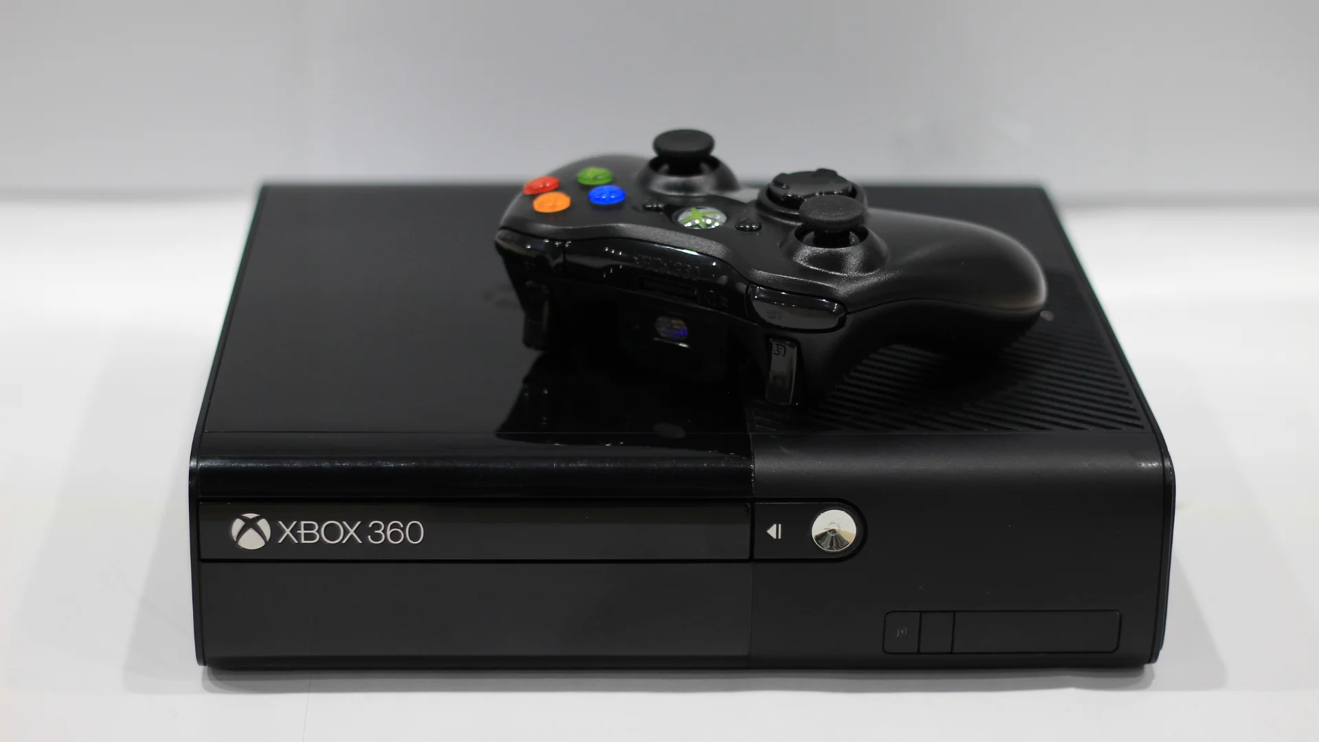 X-Box 360E 250gb + 66 игр Horror's Edition - миниатюра 2