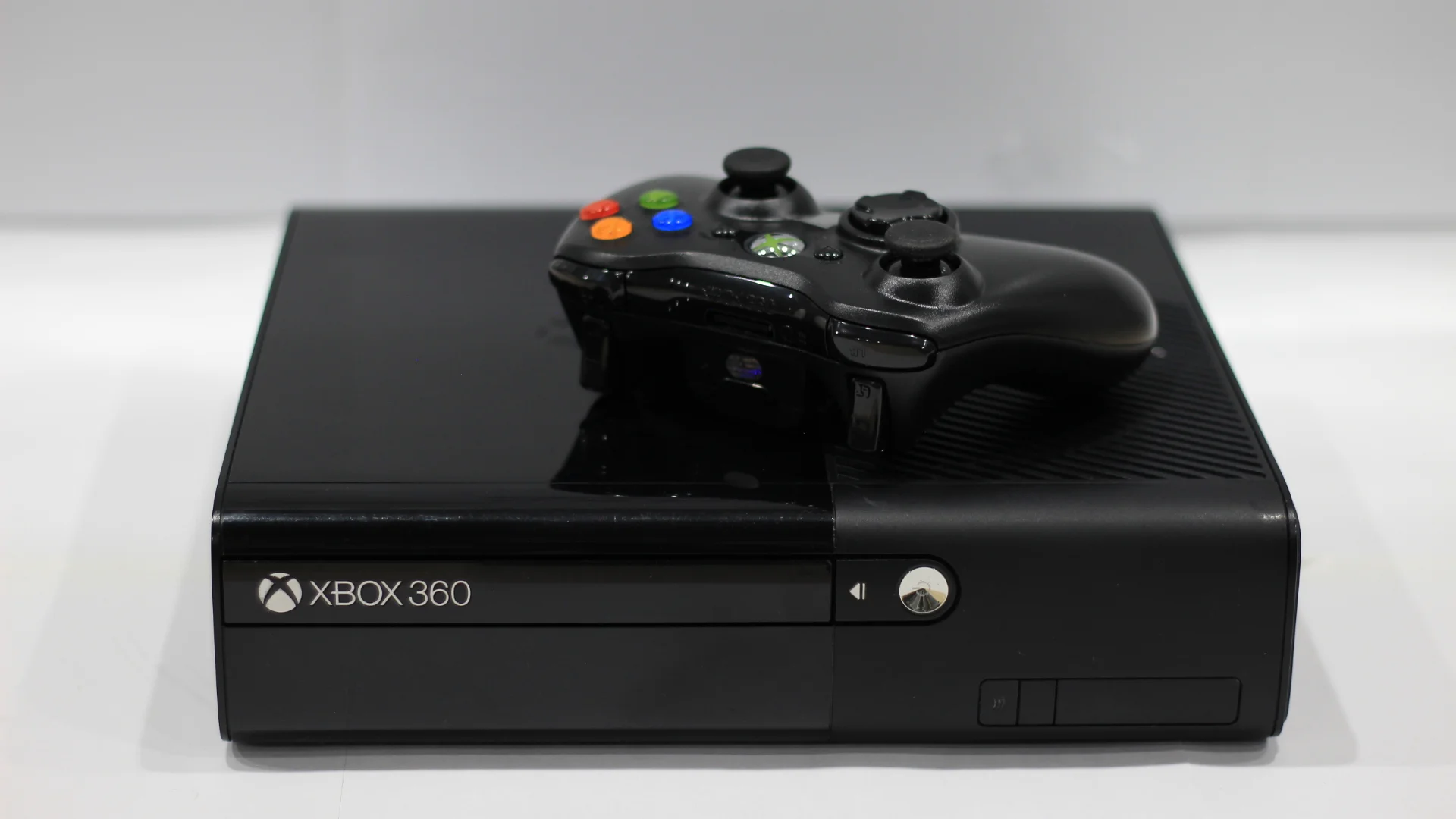 X-Box 360E 320gb + 84 игры Aurora - миниатюра 2