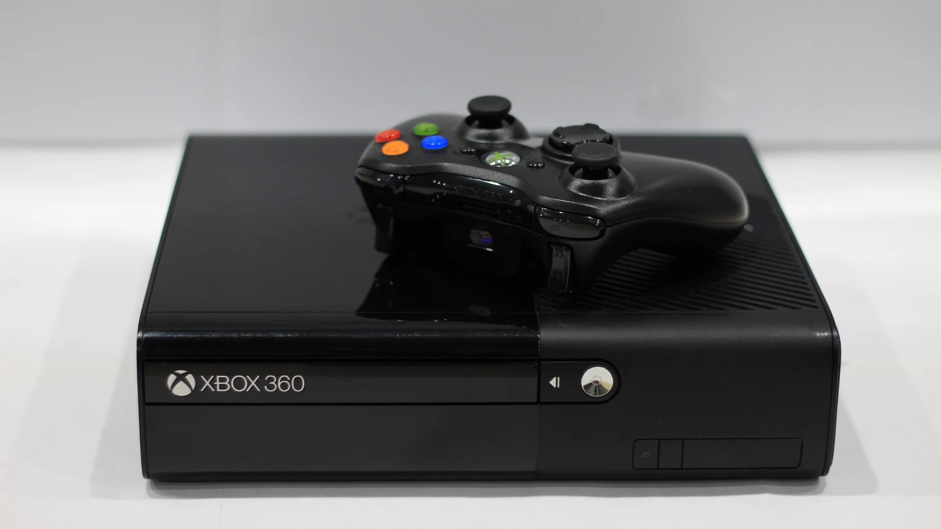 X-Box 360E 250gb + 77 игр Мультяшки Edition - миниатюра 2