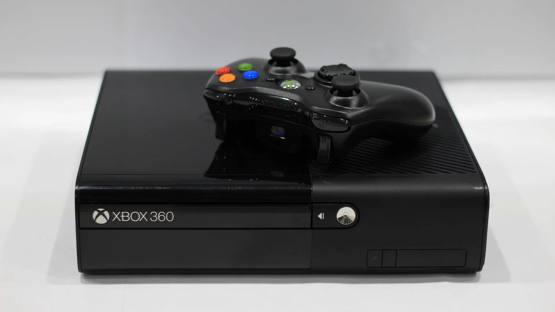 X-Box 360E 250gb + 69 игр Racing Edition - миниатюра 2