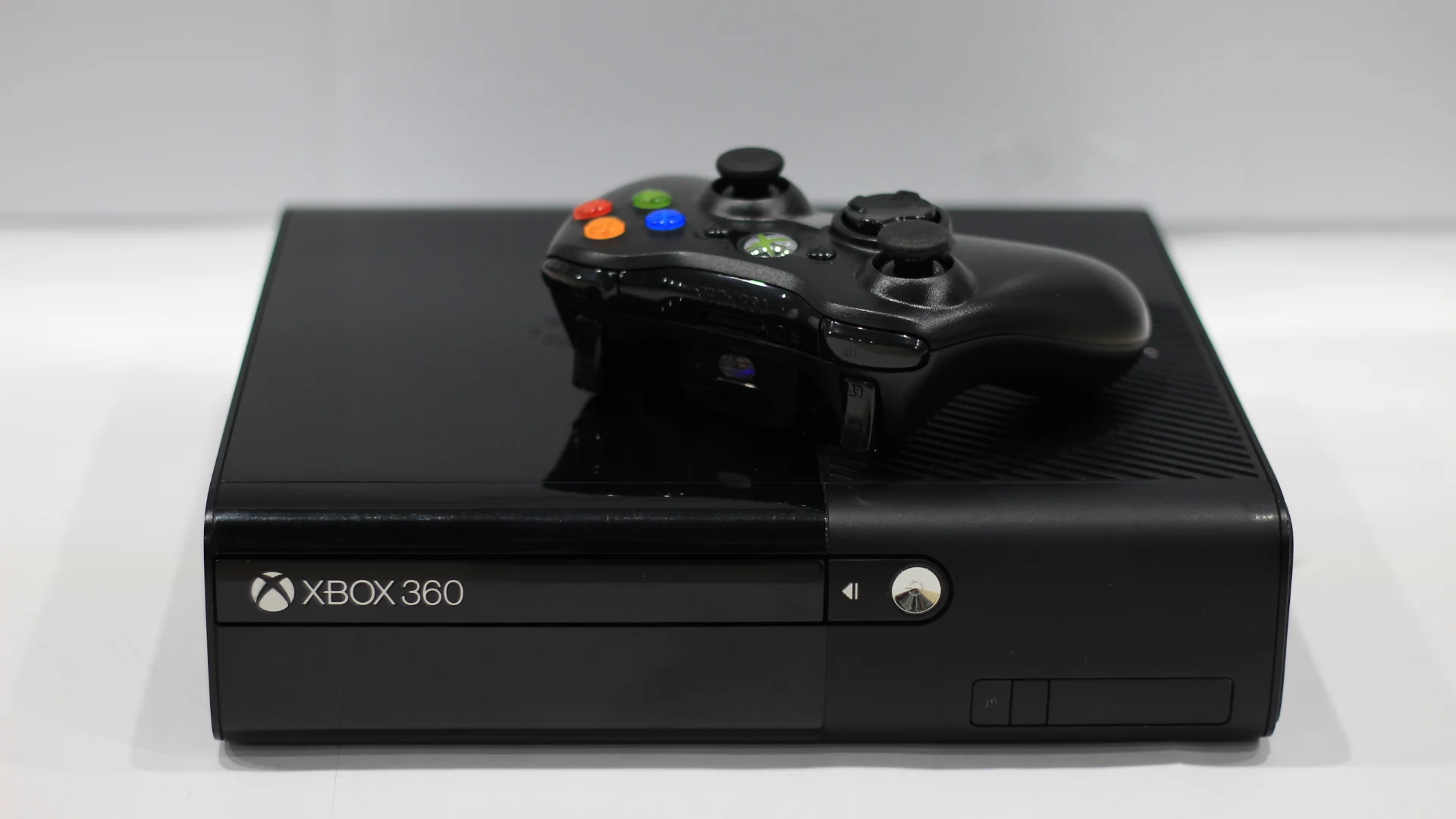 X-Box 360E 250gb + 67 игр Adventure's Edition - миниатюра 2