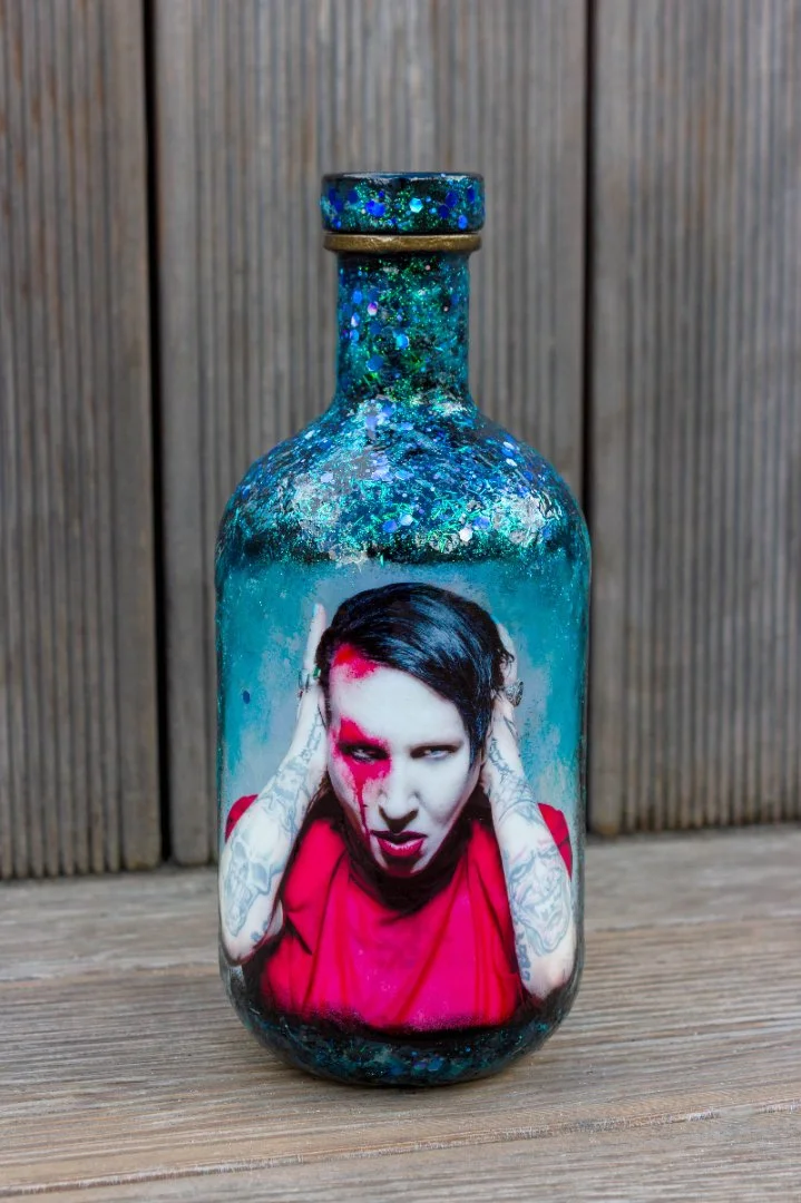 Бутылка стеклянная подарок мужчине Marilyn Manson - миниатюра 2