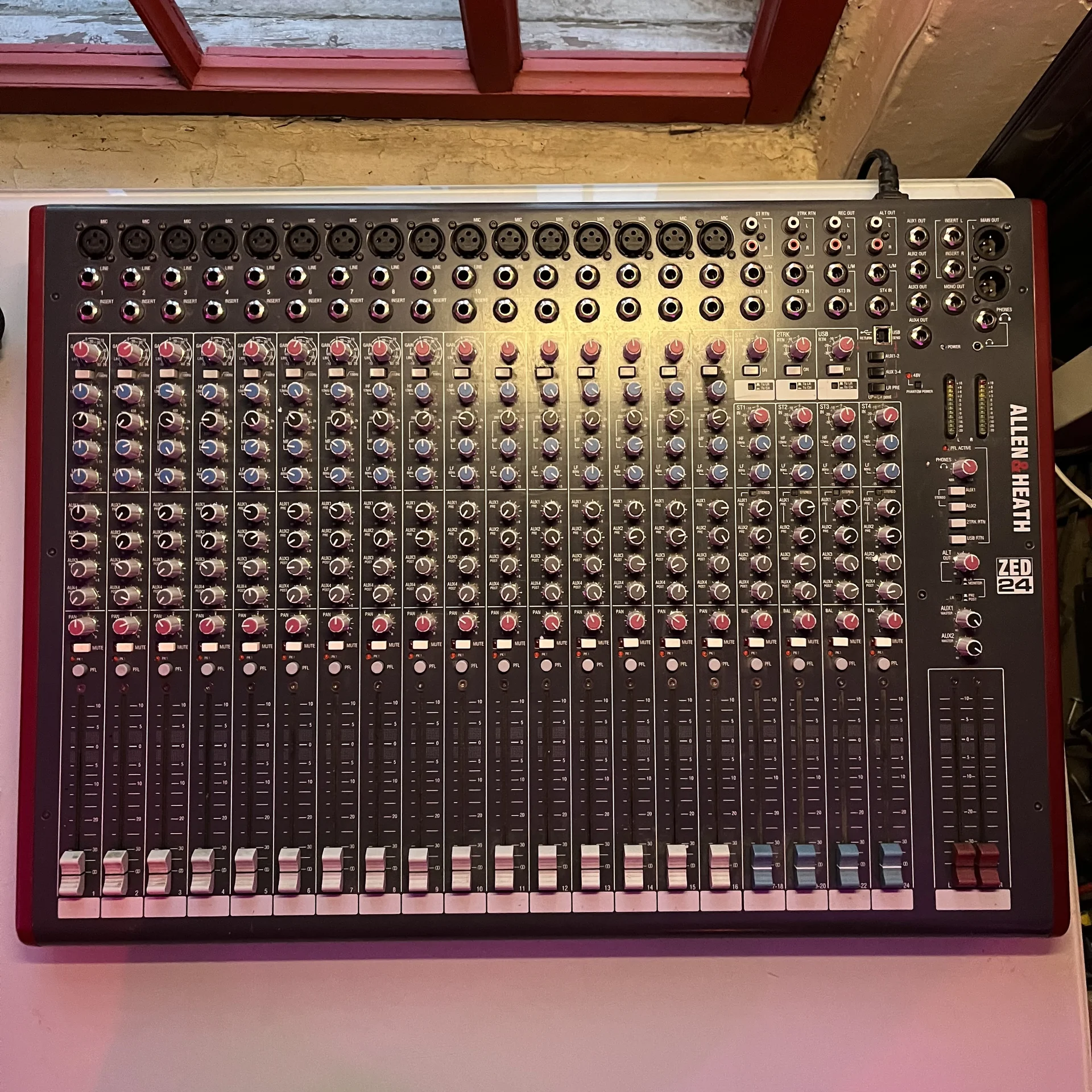 Allen & Heath ZED-24 аналоговый микшерный пульт - изображение 1