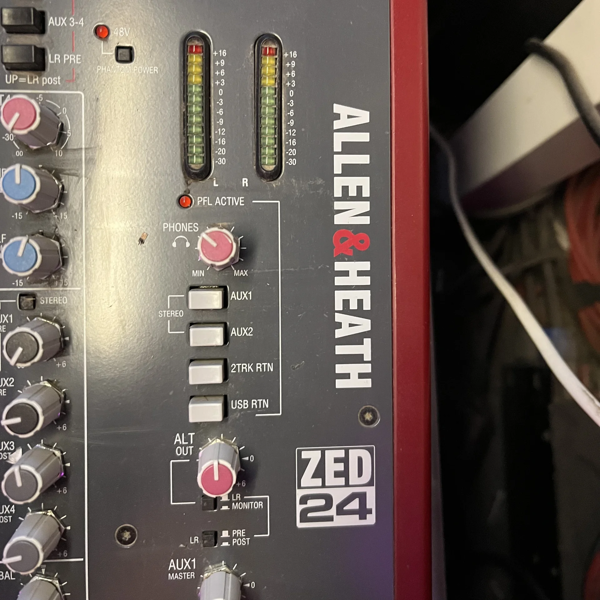 Allen & Heath ZED-24 аналоговый микшерный пульт - миниатюра 2