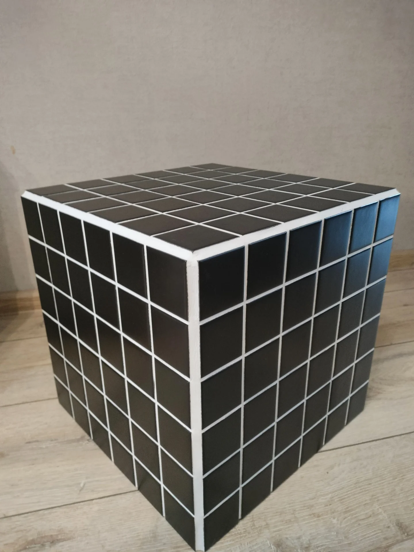 STUDIO135 CUBE No.02. Чёрный мозаичный куб-столик ручной работы - миниатюра 3