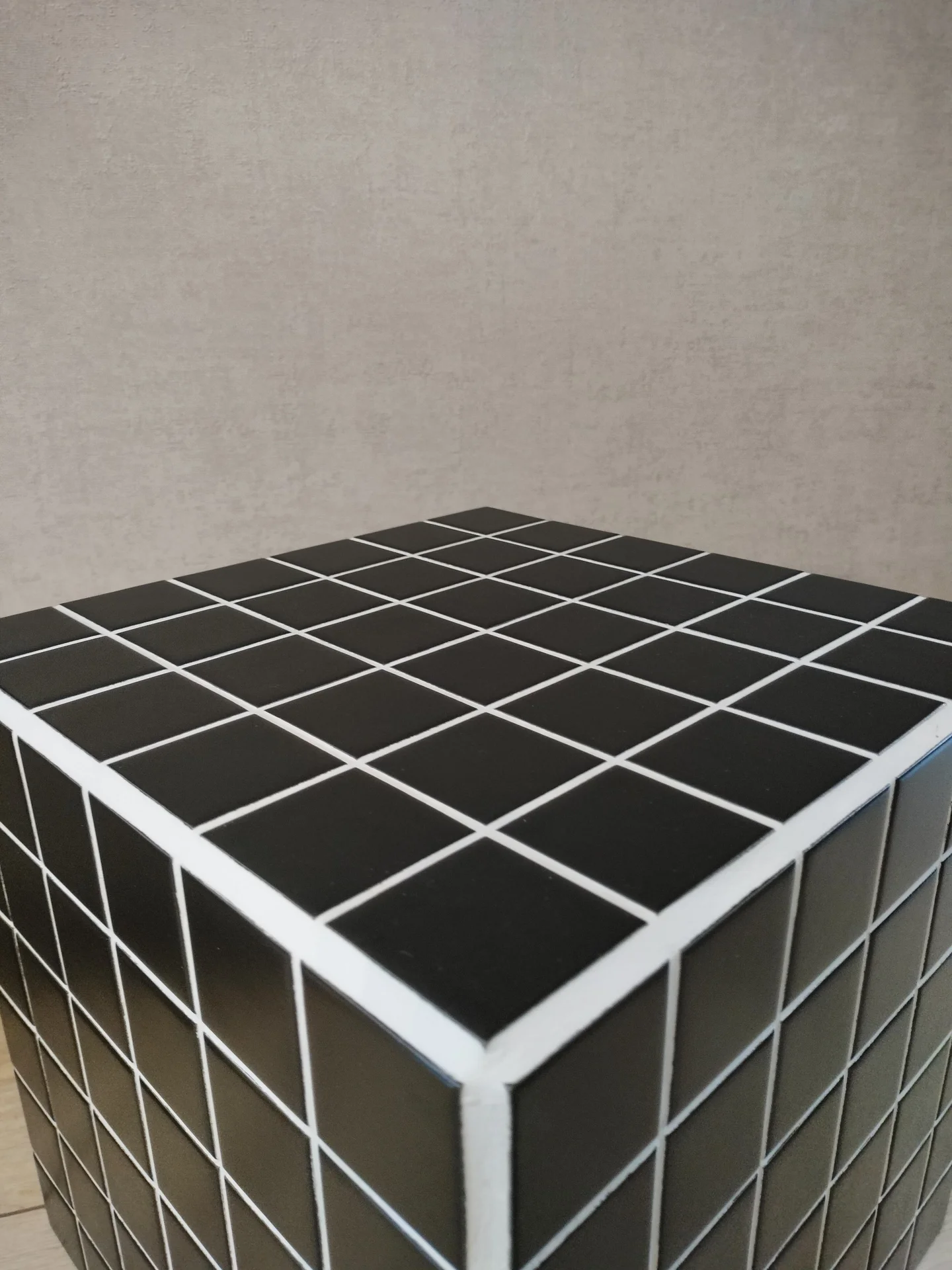 STUDIO135 CUBE No.02. Чёрный мозаичный куб-столик ручной работы - миниатюра 4