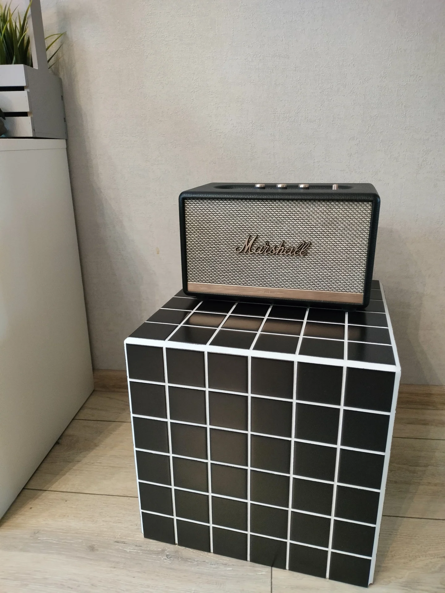 STUDIO135 CUBE No.02. Чёрный мозаичный куб-столик ручной работы - миниатюра 6