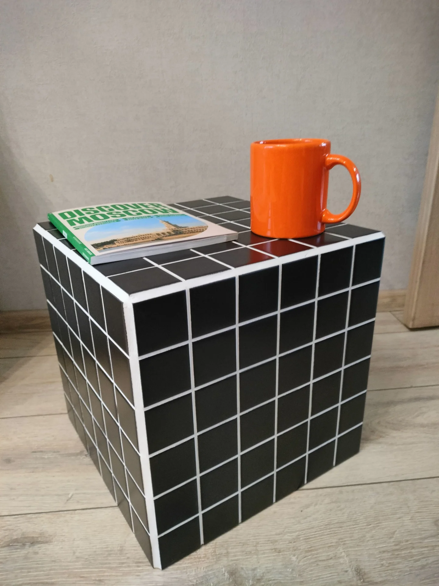 STUDIO135 CUBE No.02. Чёрный мозаичный куб-столик ручной работы - миниатюра 7