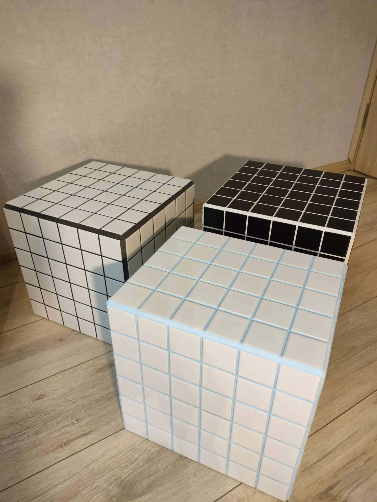 STUDIO135 CUBE No.02. Чёрный мозаичный куб-столик ручной работы - миниатюра 9
