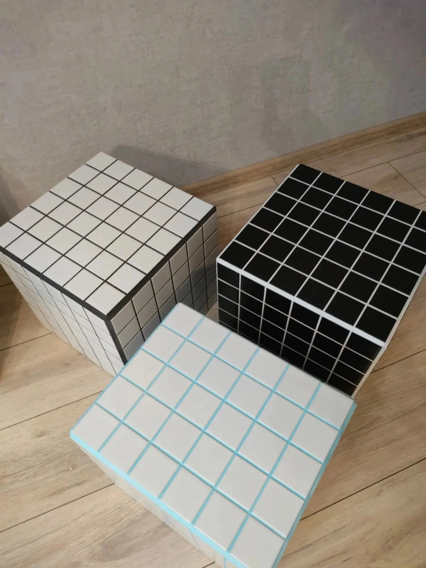 STUDIO135 CUBE No.01. Белый мозаичный куб-столик с графитовой затиркой - миниатюра 10