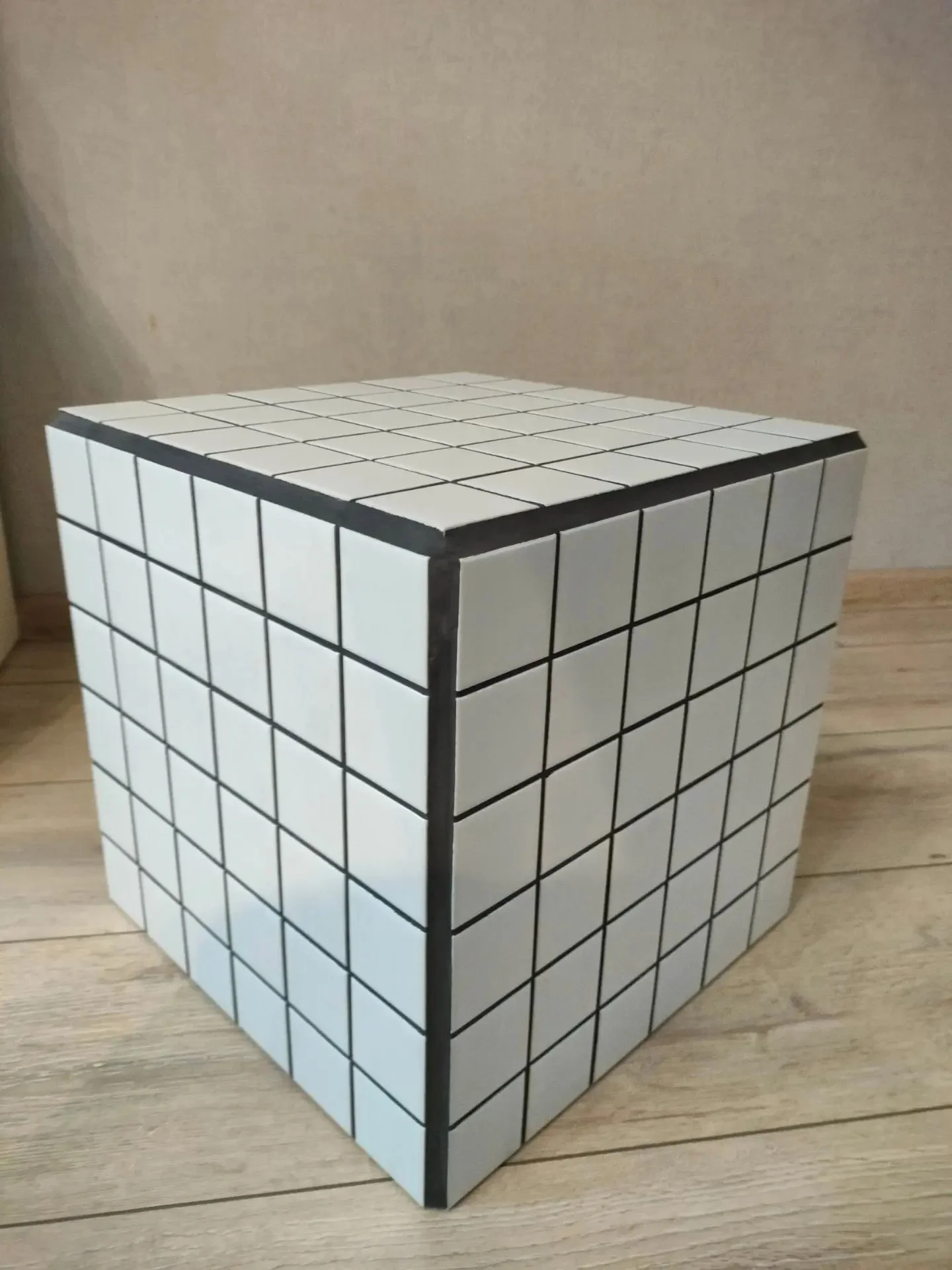 STUDIO135 CUBE No.01. Белый мозаичный куб-столик с графитовой затиркой - миниатюра 2