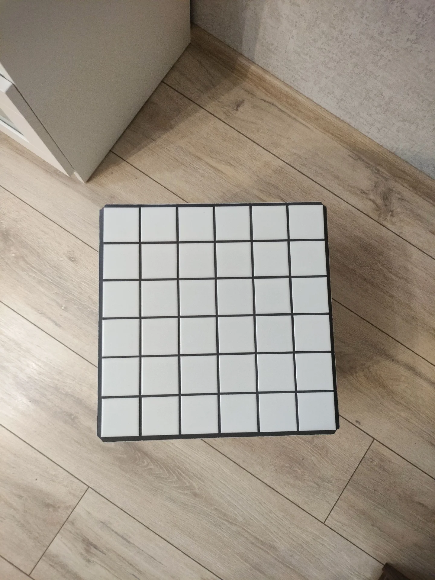 STUDIO135 CUBE No.01. Белый мозаичный куб-столик с графитовой затиркой - миниатюра 3