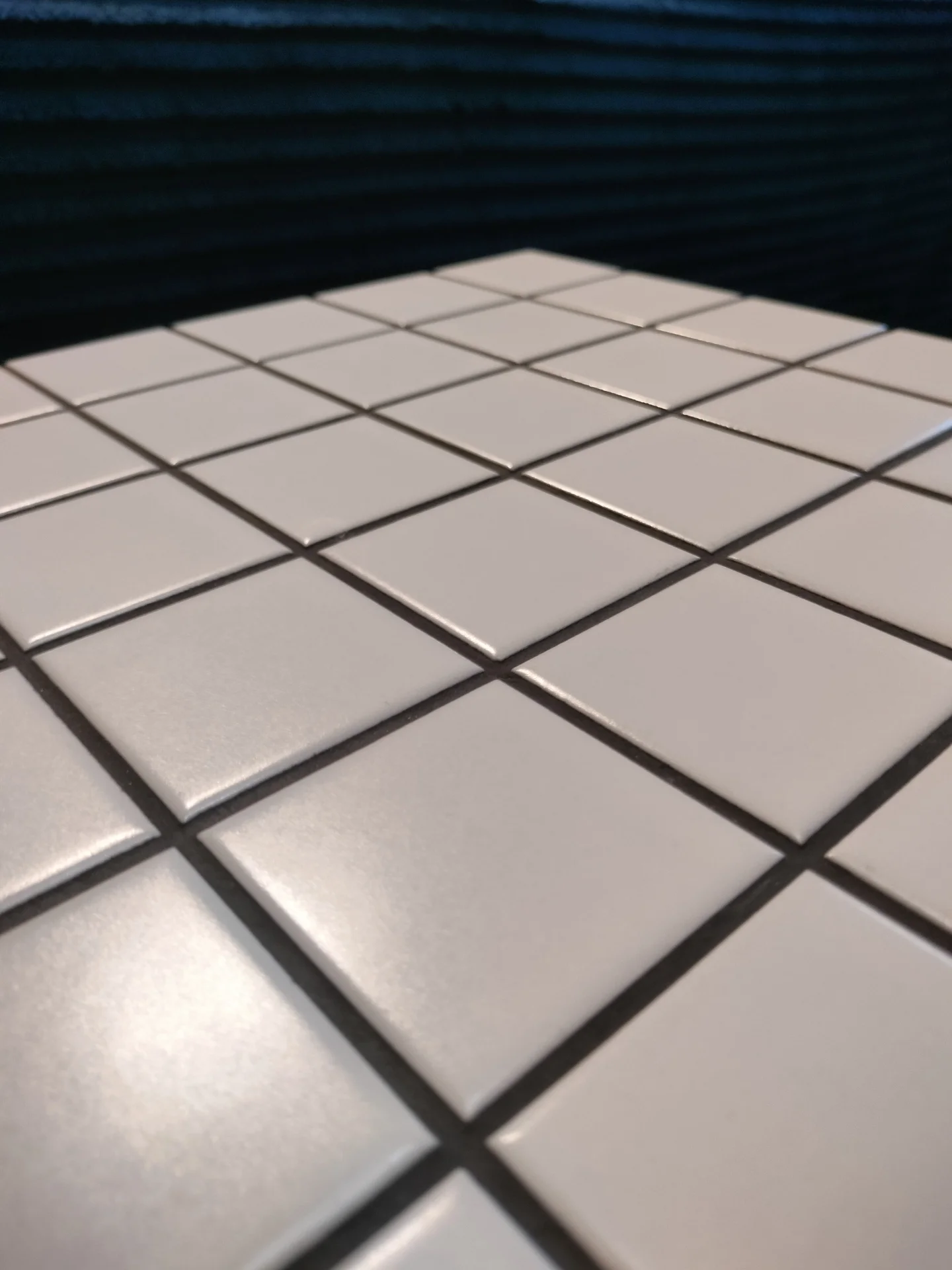 STUDIO135 CUBE No.01. Белый мозаичный куб-столик с графитовой затиркой - миниатюра 5