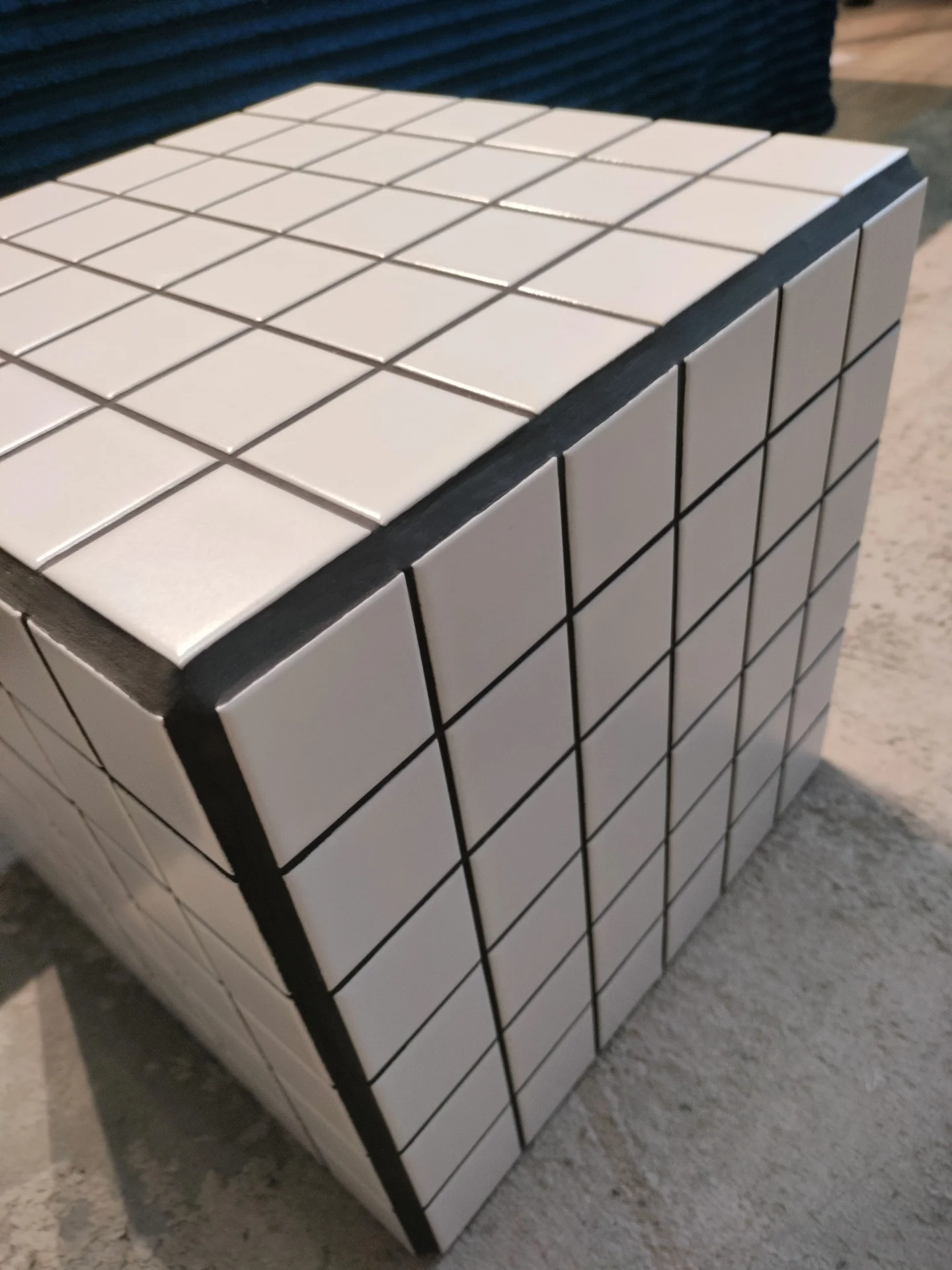 STUDIO135 CUBE No.01. Белый мозаичный куб-столик с графитовой затиркой - миниатюра 6