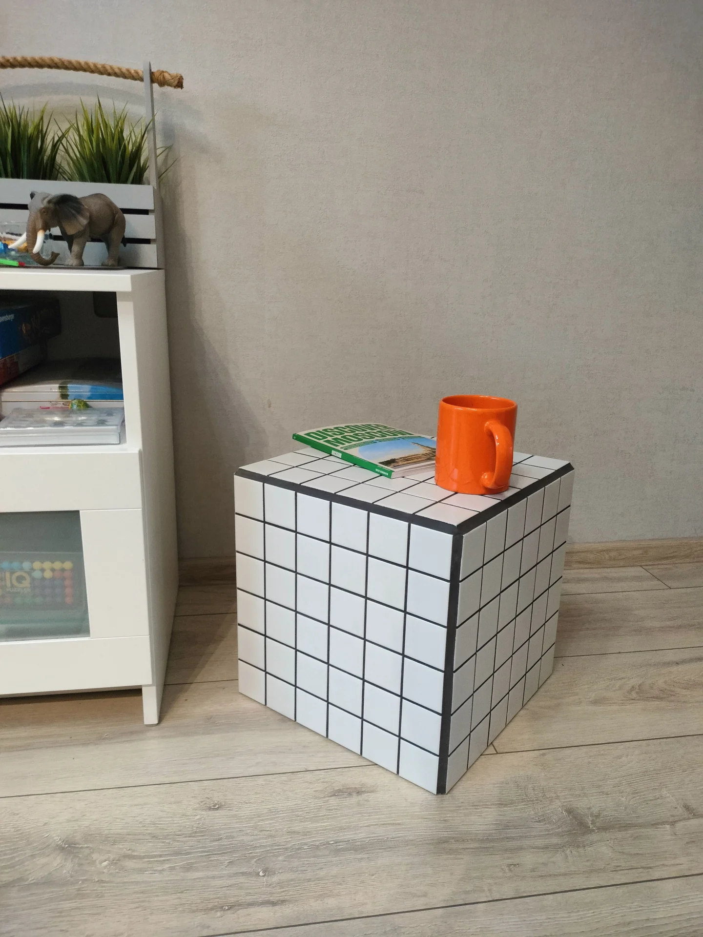 STUDIO135 CUBE No.01. Белый мозаичный куб-столик с графитовой затиркой - миниатюра 7