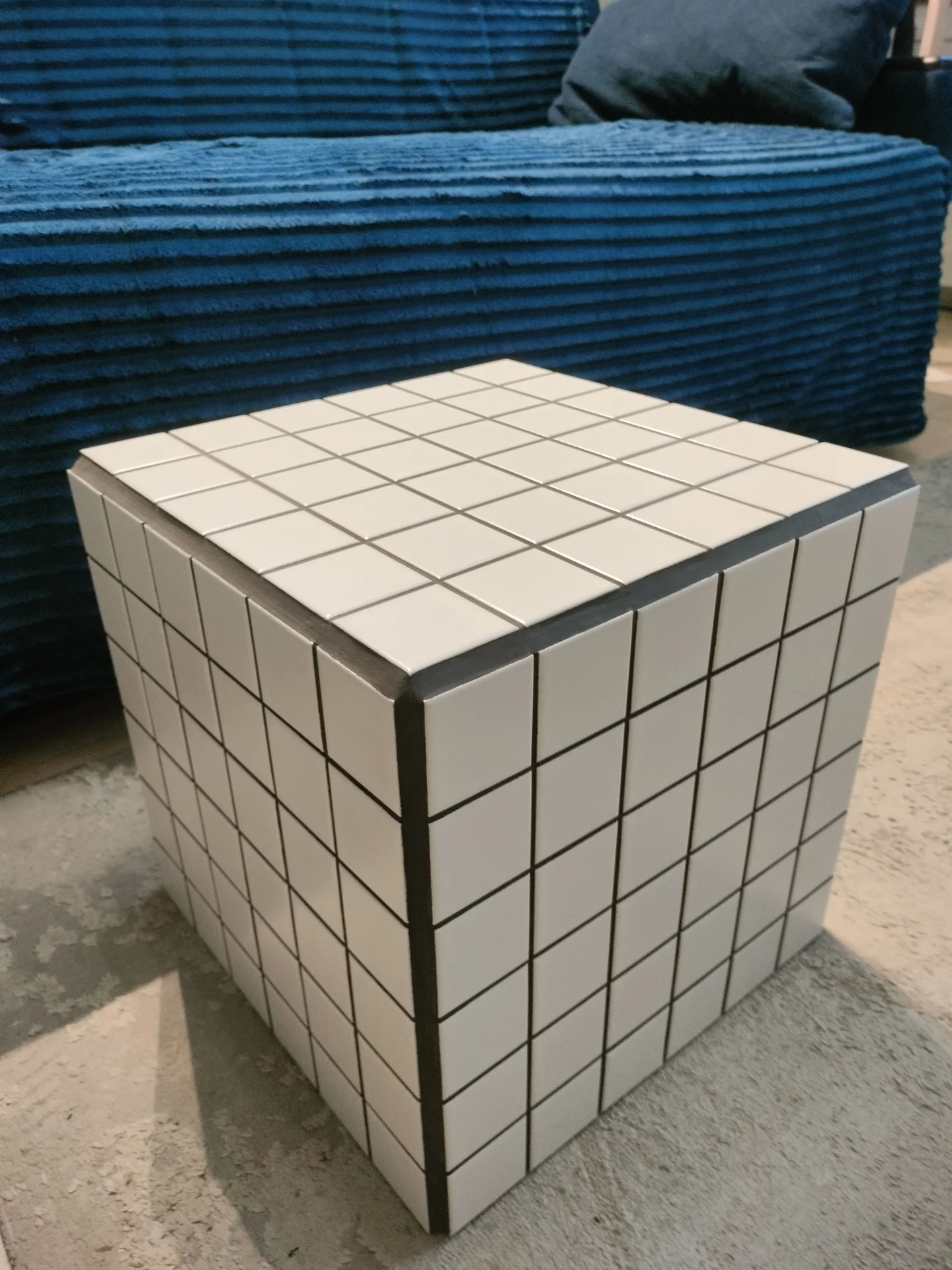 STUDIO135 CUBE No.01. Белый мозаичный куб-столик с графитовой затиркой - миниатюра 8