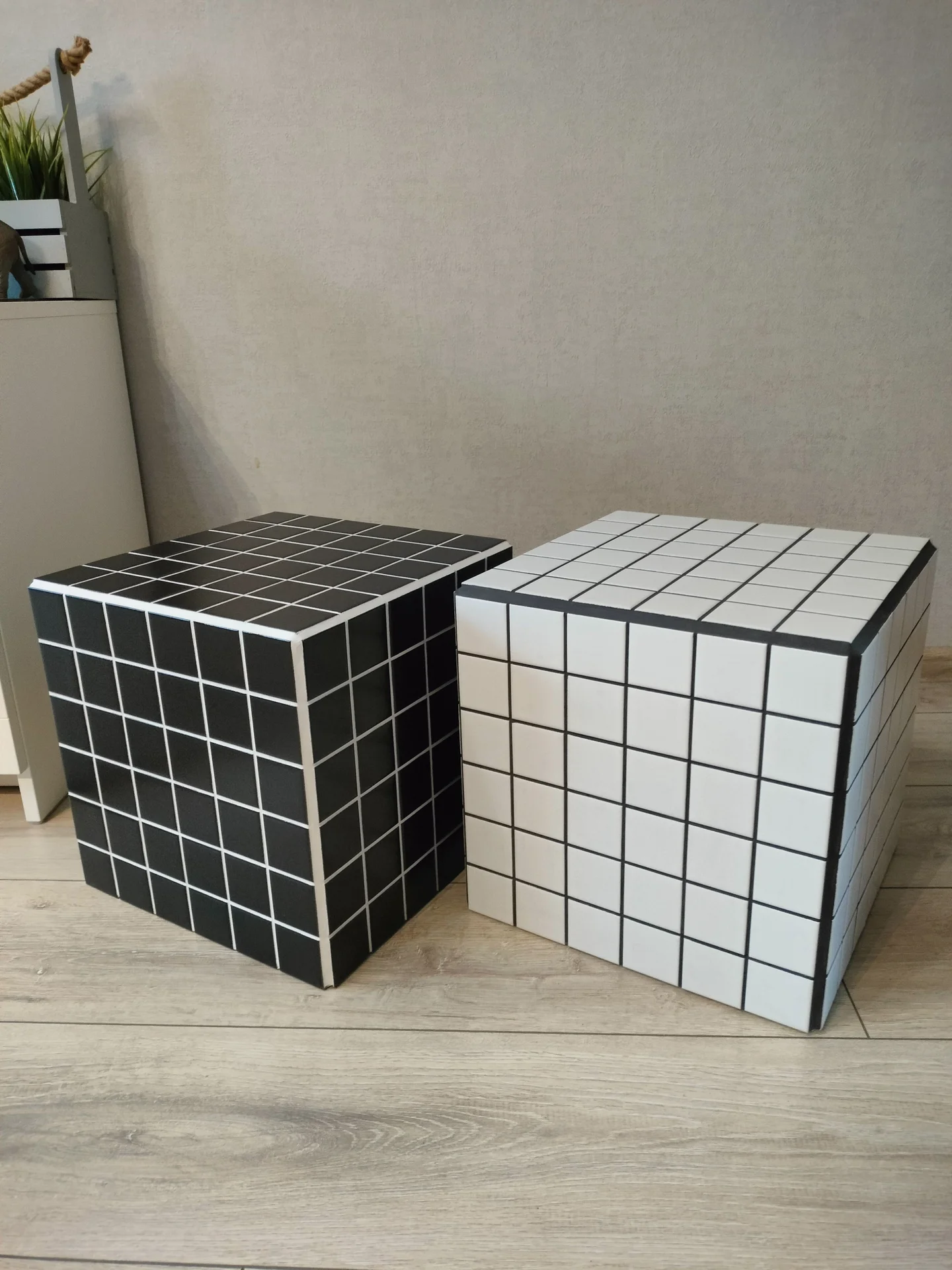 STUDIO135 CUBE No.01. Белый мозаичный куб-столик с графитовой затиркой - миниатюра 9