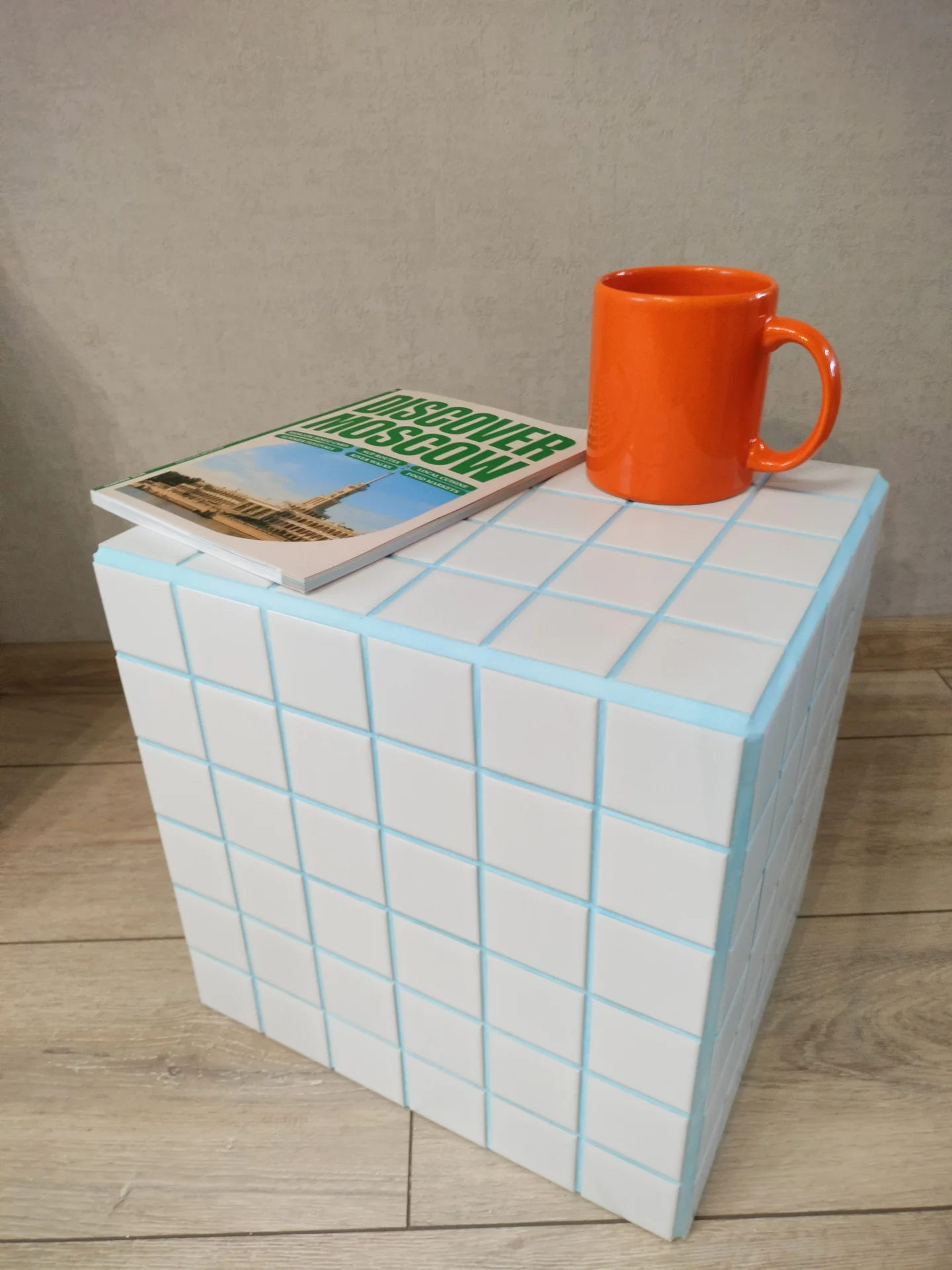 S135 NotCUBE. Белый мозаичный куб-столик с небесно-голубой затиркой - изображение 1