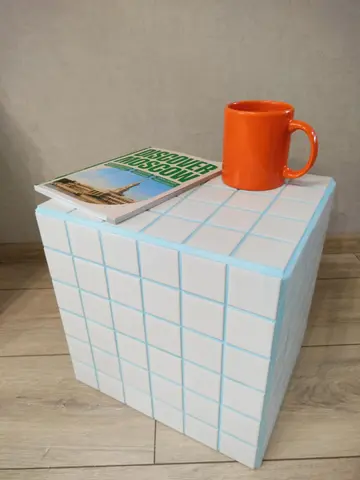S135 NotCUBE. Белый мозаичный куб-столик с небесно-голубой затиркой