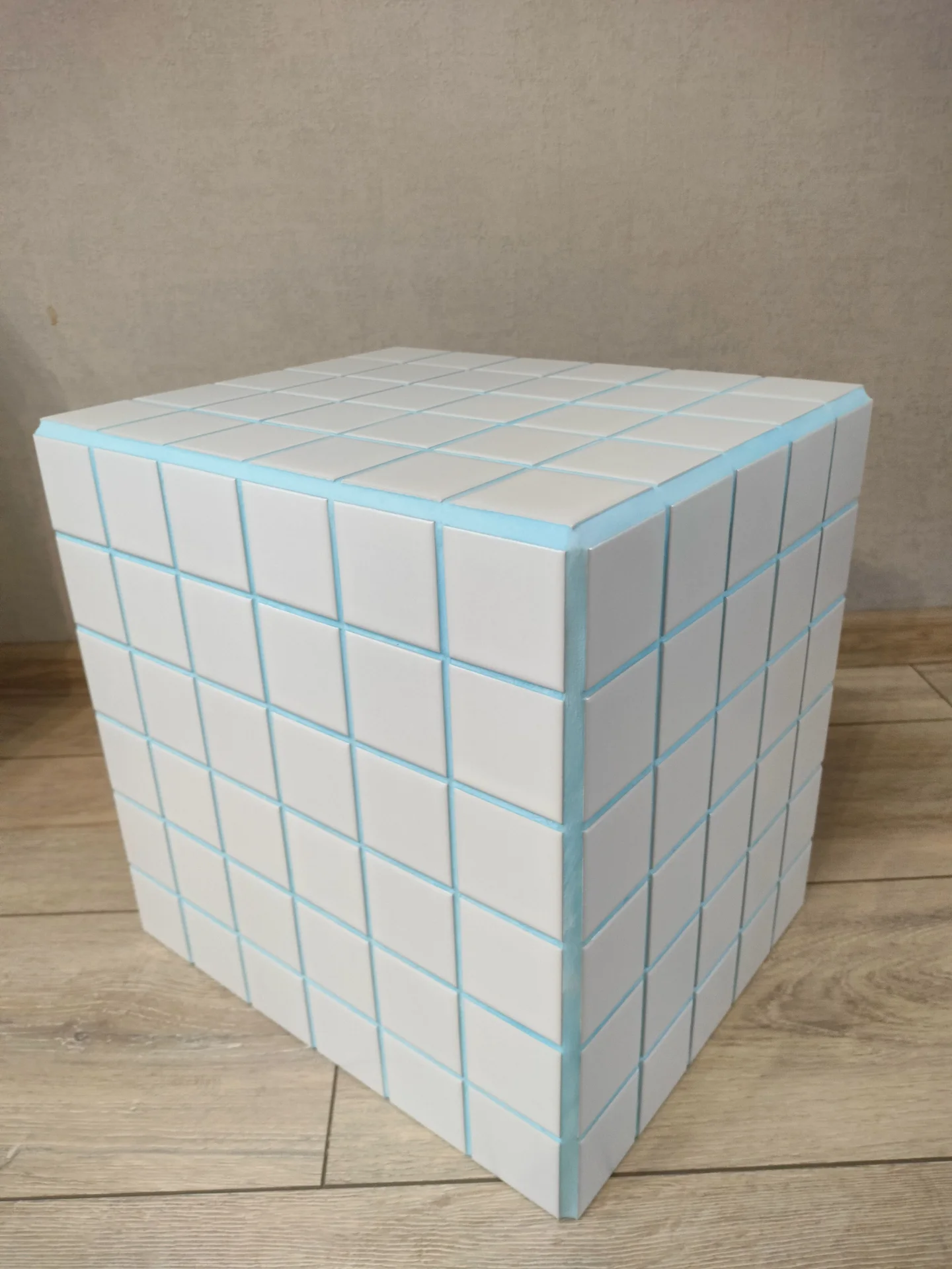 S135 NotCUBE. Белый мозаичный куб-столик с небесно-голубой затиркой - миниатюра 2