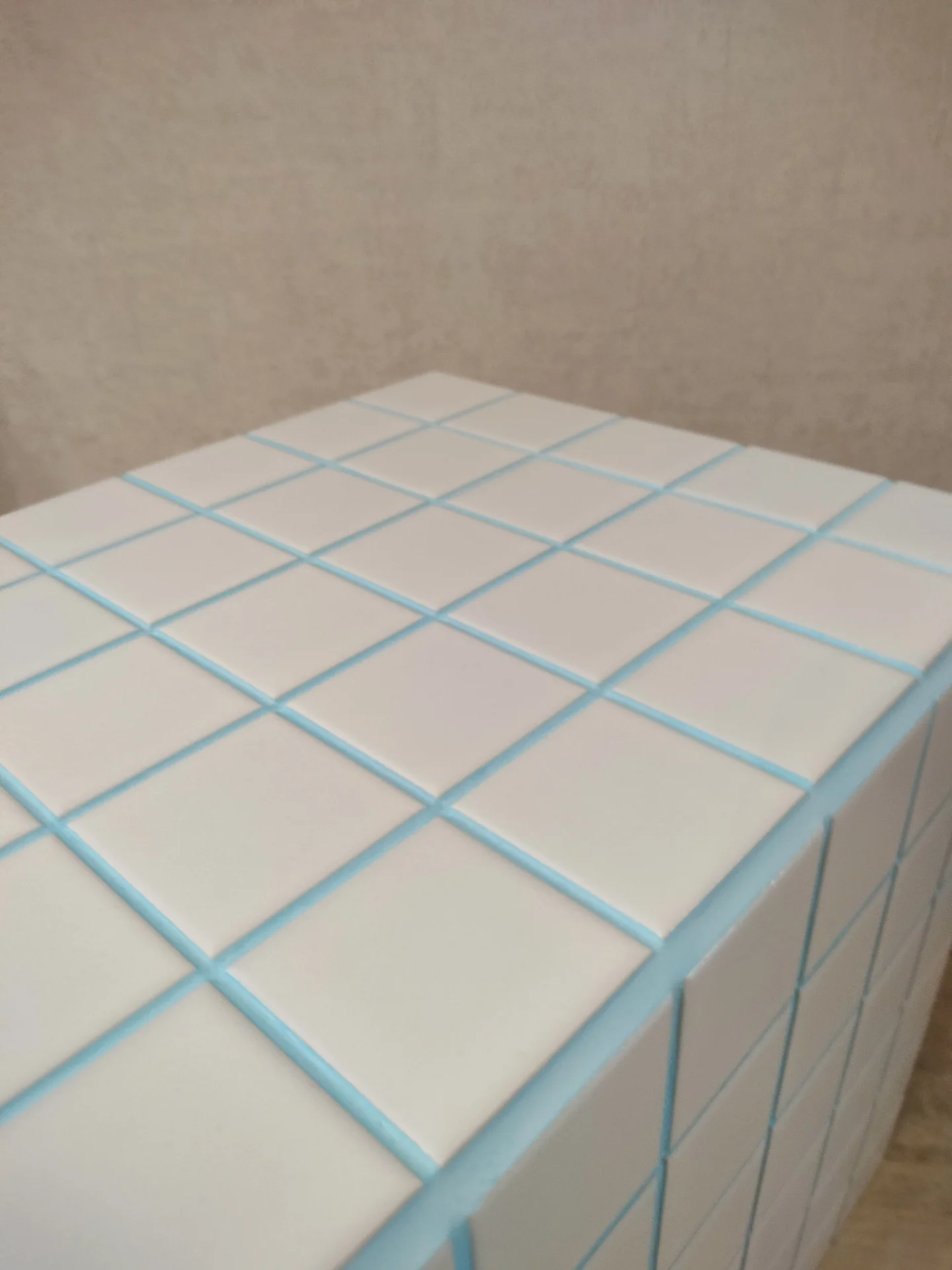 S135 NotCUBE. Белый мозаичный куб-столик с небесно-голубой затиркой - миниатюра 3