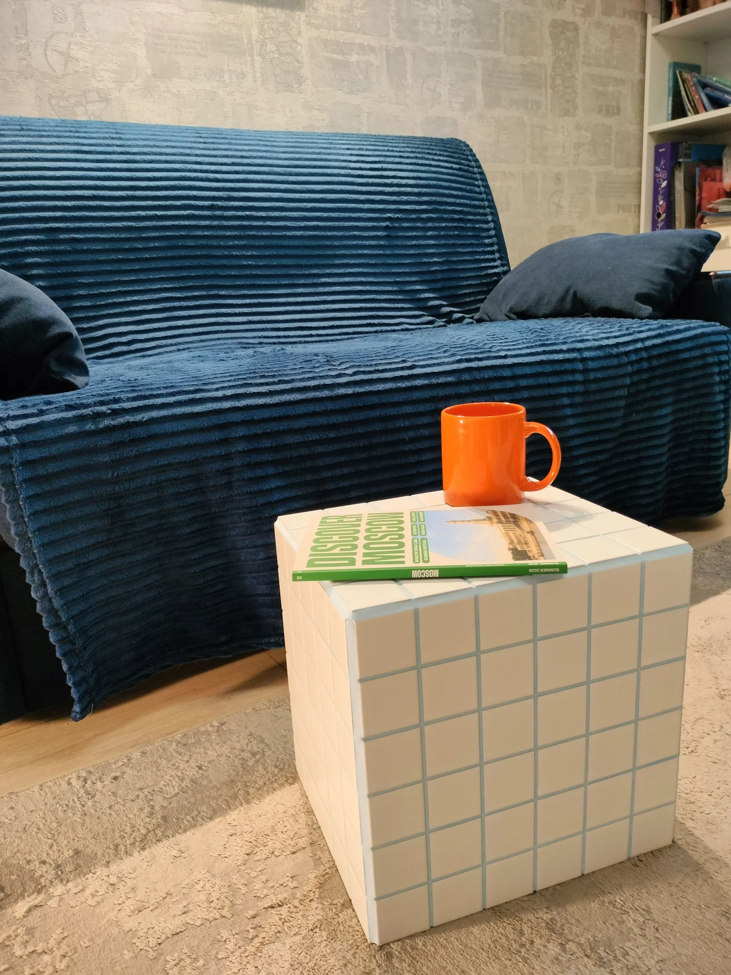 S135 NotCUBE. Белый мозаичный куб-столик с небесно-голубой затиркой - миниатюра 6