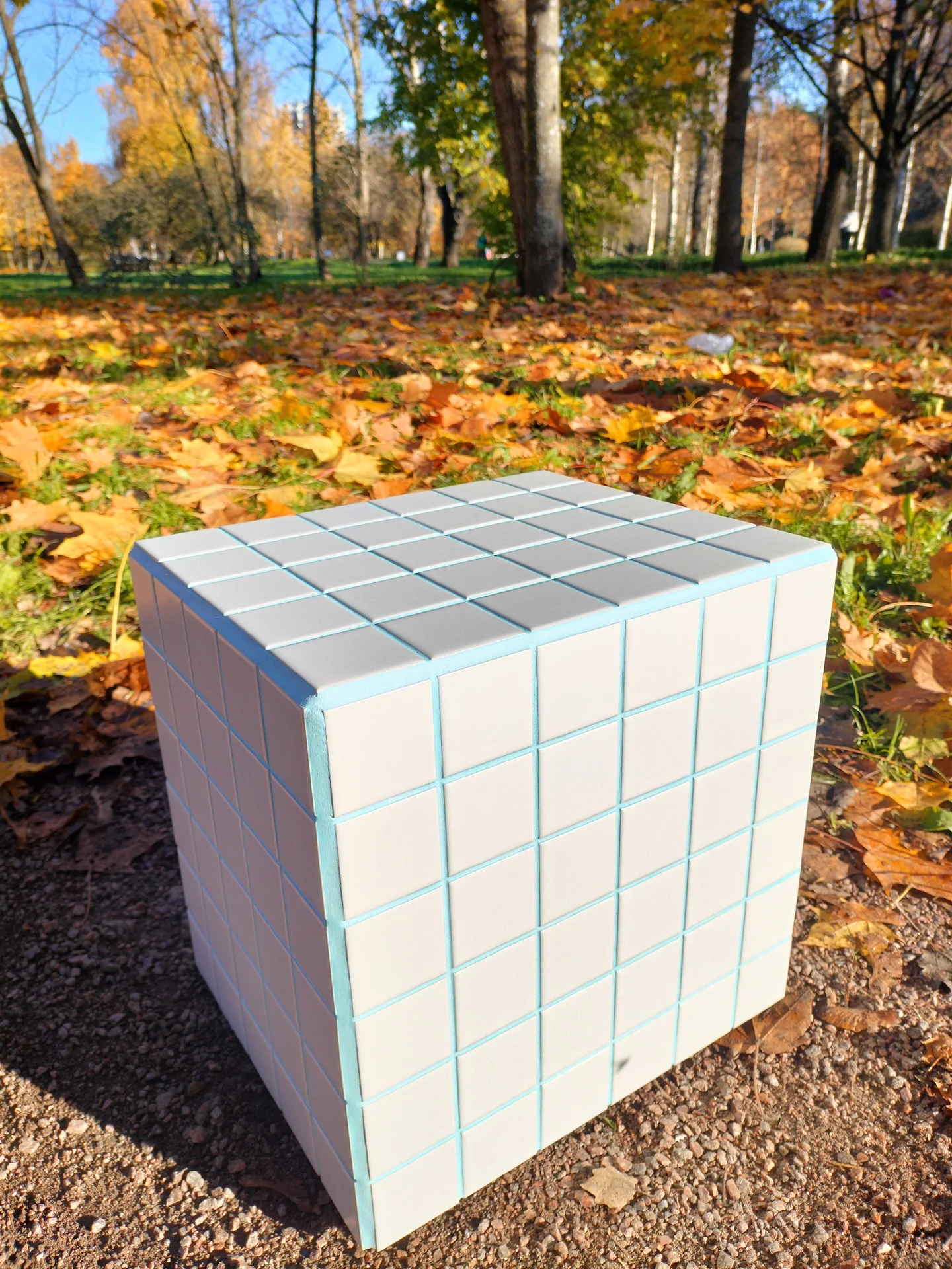 S135 NotCUBE. Белый мозаичный куб-столик с небесно-голубой затиркой - миниатюра 7