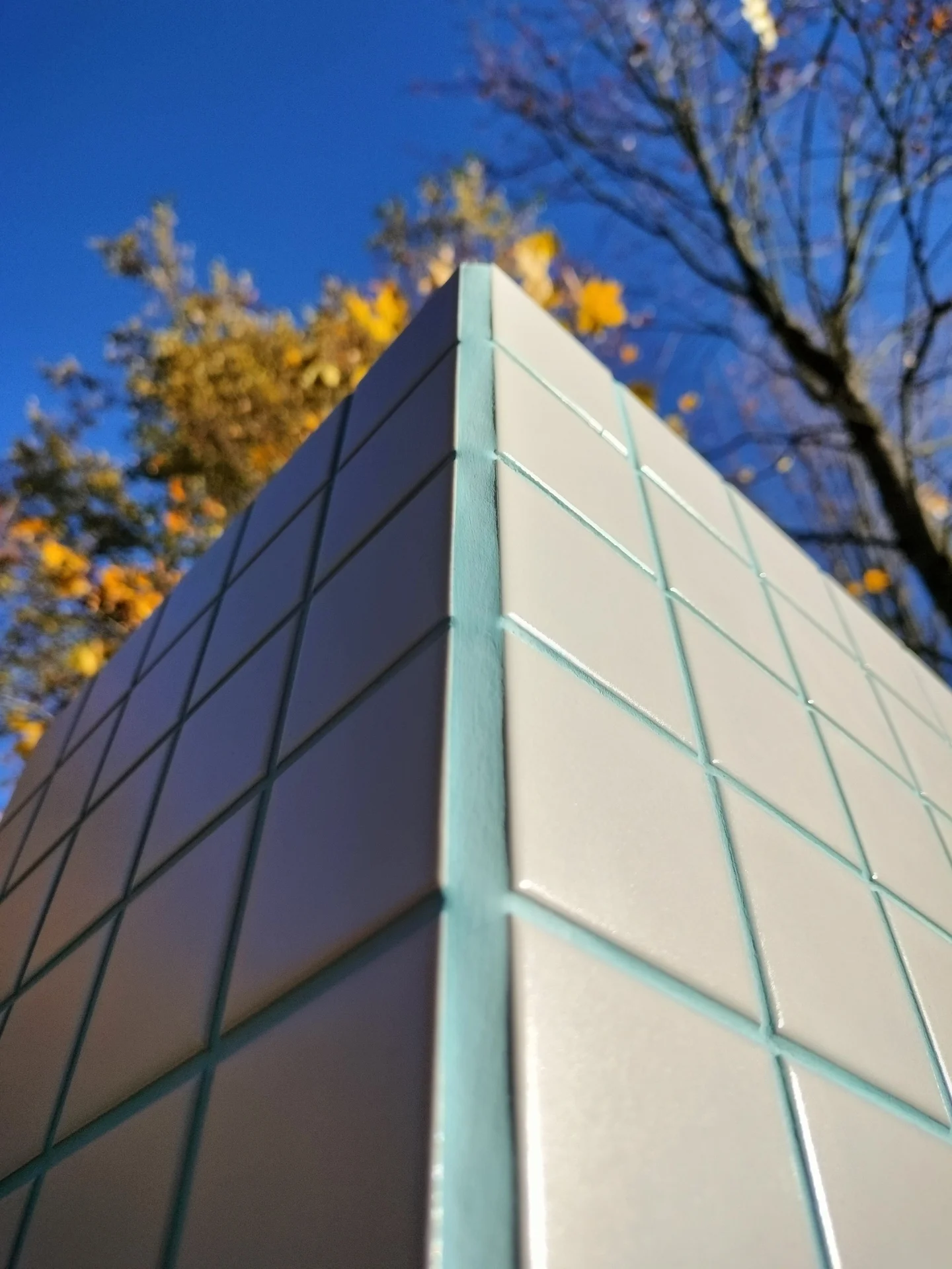 S135 NotCUBE. Белый мозаичный куб-столик с небесно-голубой затиркой - миниатюра 8