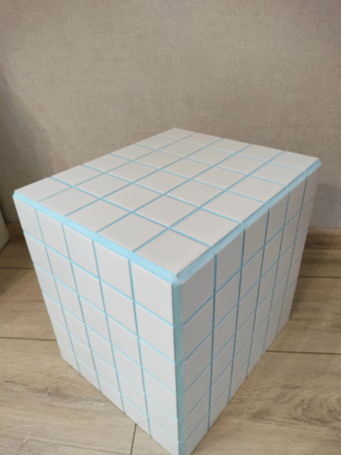 S135 NotCUBE. Белый мозаичный куб-столик с небесно-голубой затиркой - миниатюра 9