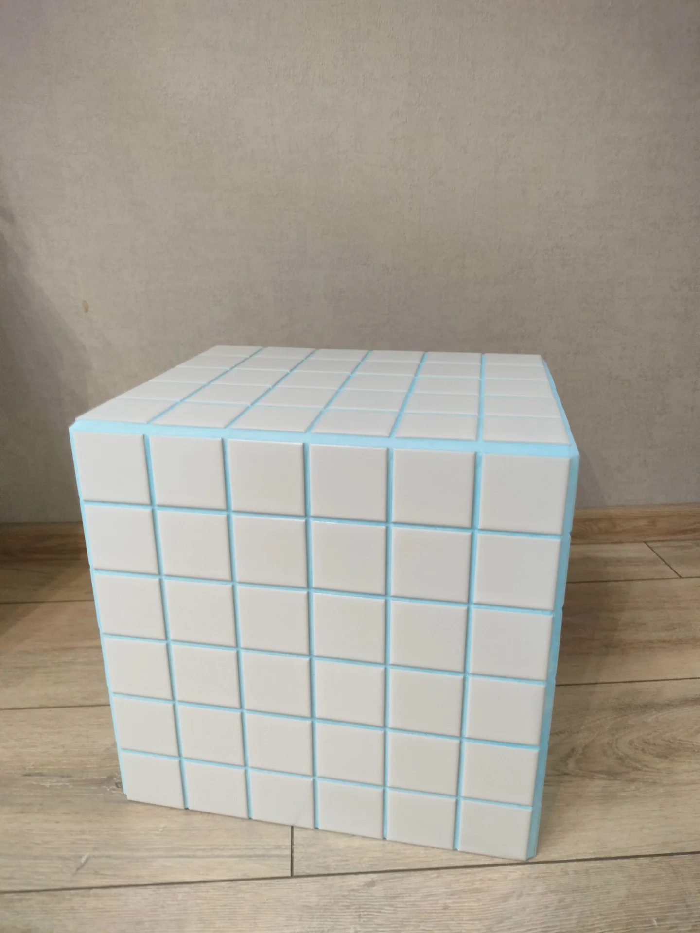 S135 NotCUBE. Белый мозаичный куб-столик с небесно-голубой затиркой - миниатюра 10