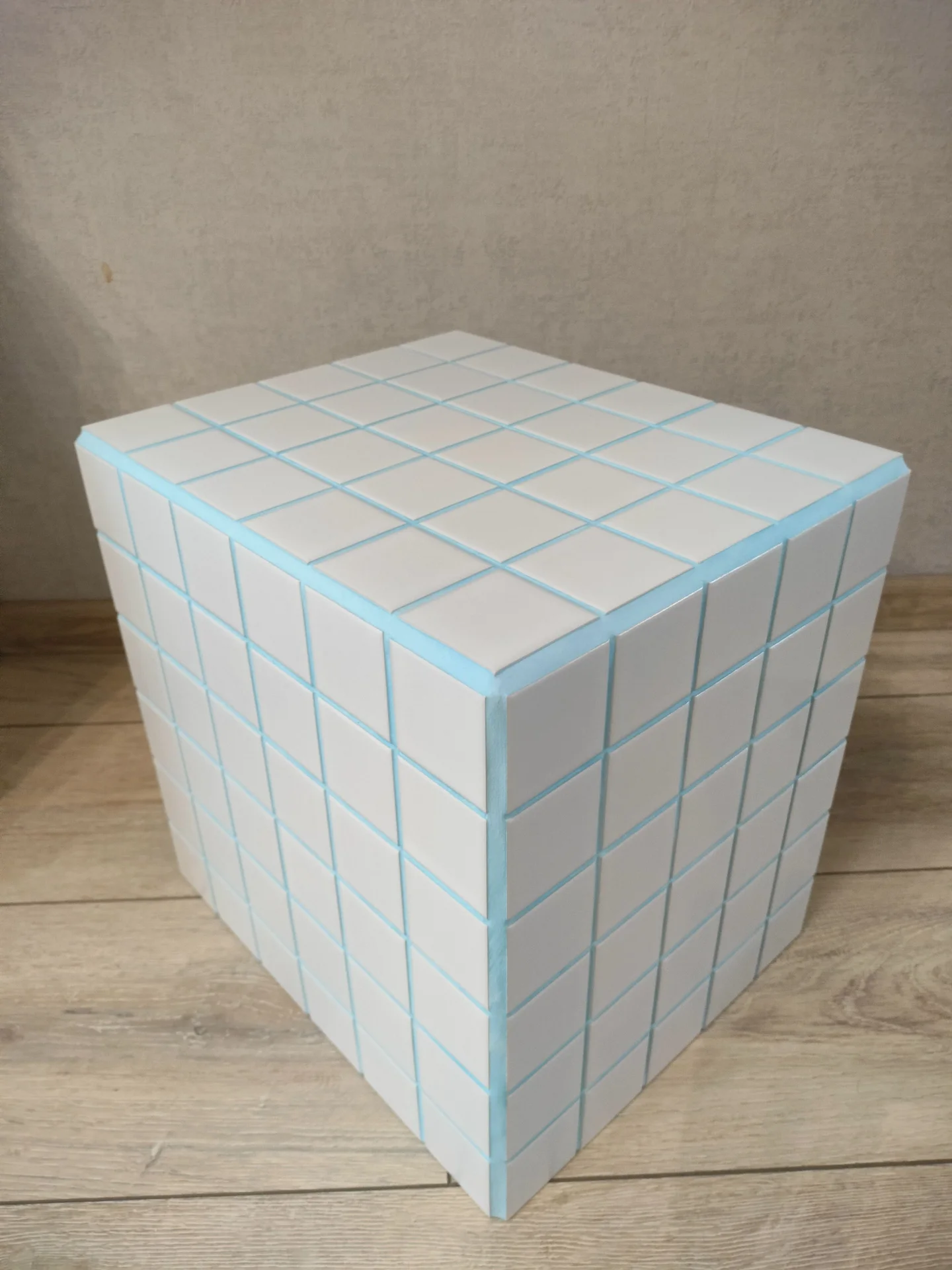 S135 NotCUBE. Белый мозаичный куб-столик с небесно-голубой затиркой - миниатюра 11