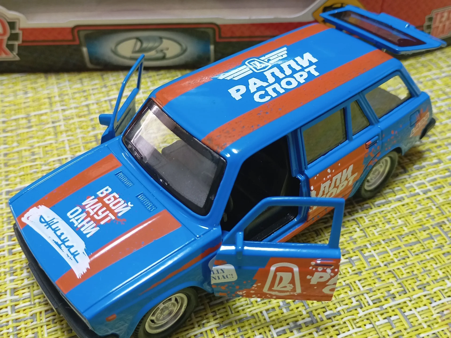 Игрушечная модель автомобиля ВАЗ-2104 "Жигули" - миниатюра 2