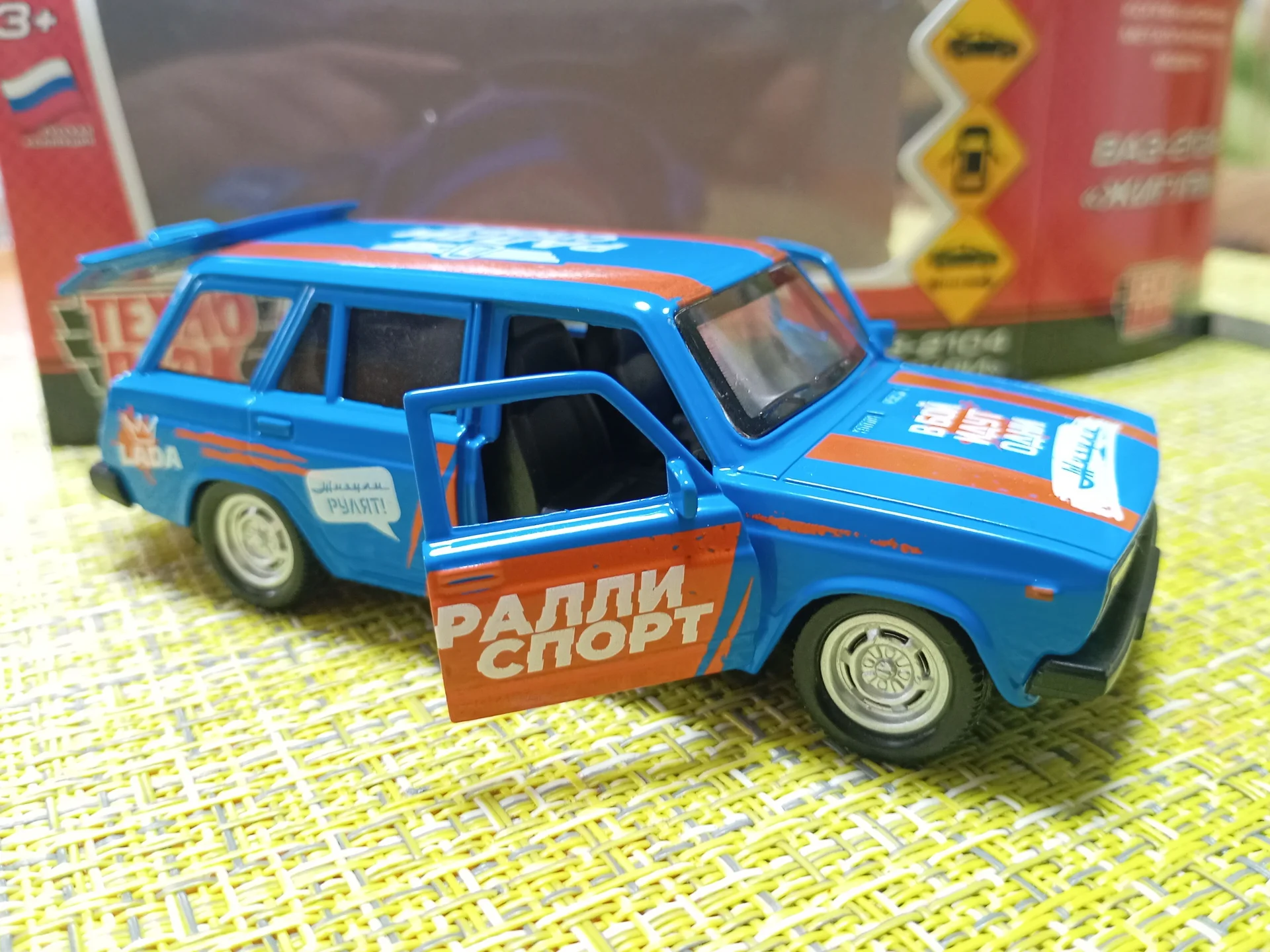 Игрушечная модель автомобиля ВАЗ-2104 "Жигули" - миниатюра 3