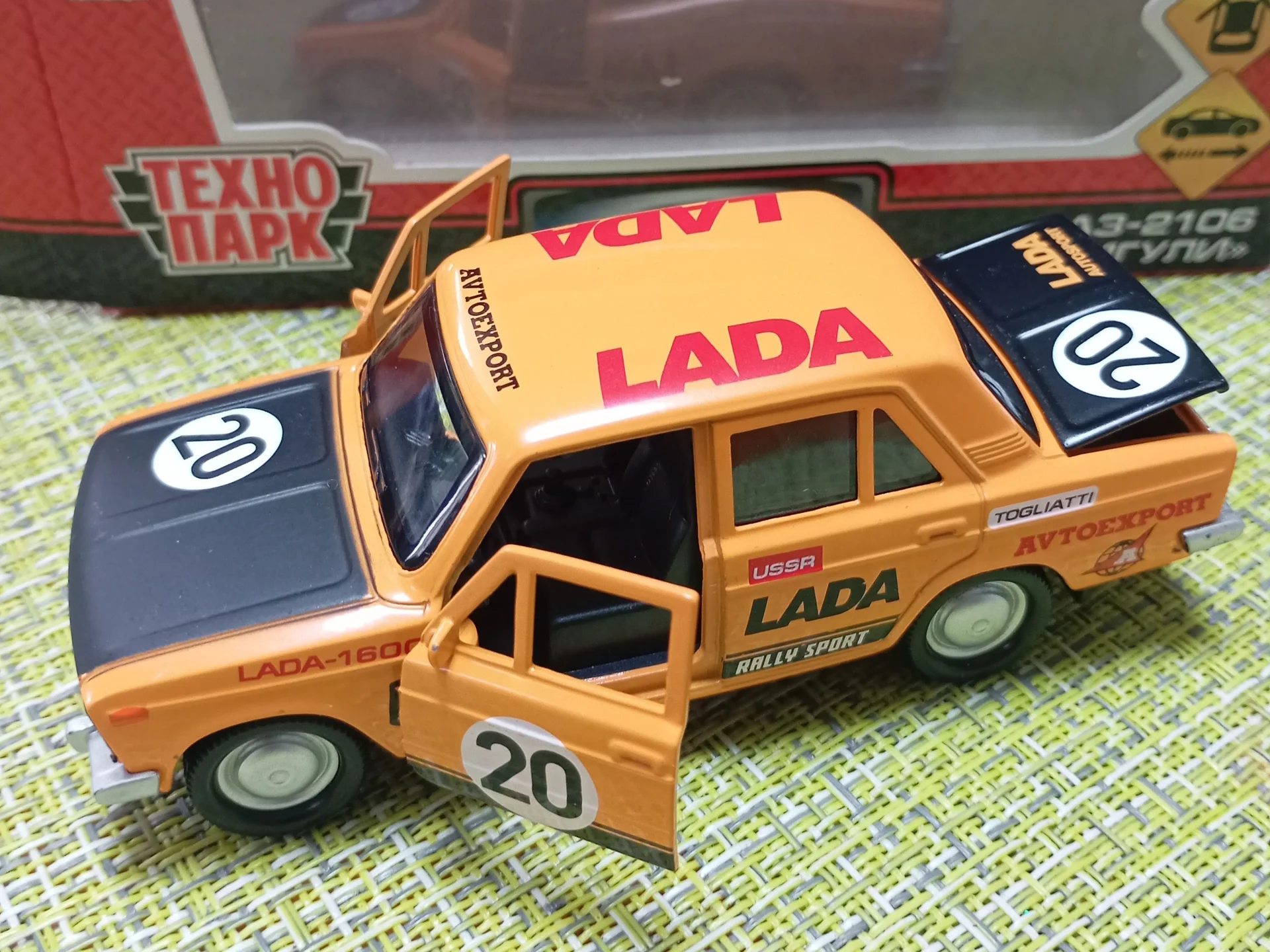 Игрушечная модель автомобиля ВАЗ-2106 "Жигули". - миниатюра 3