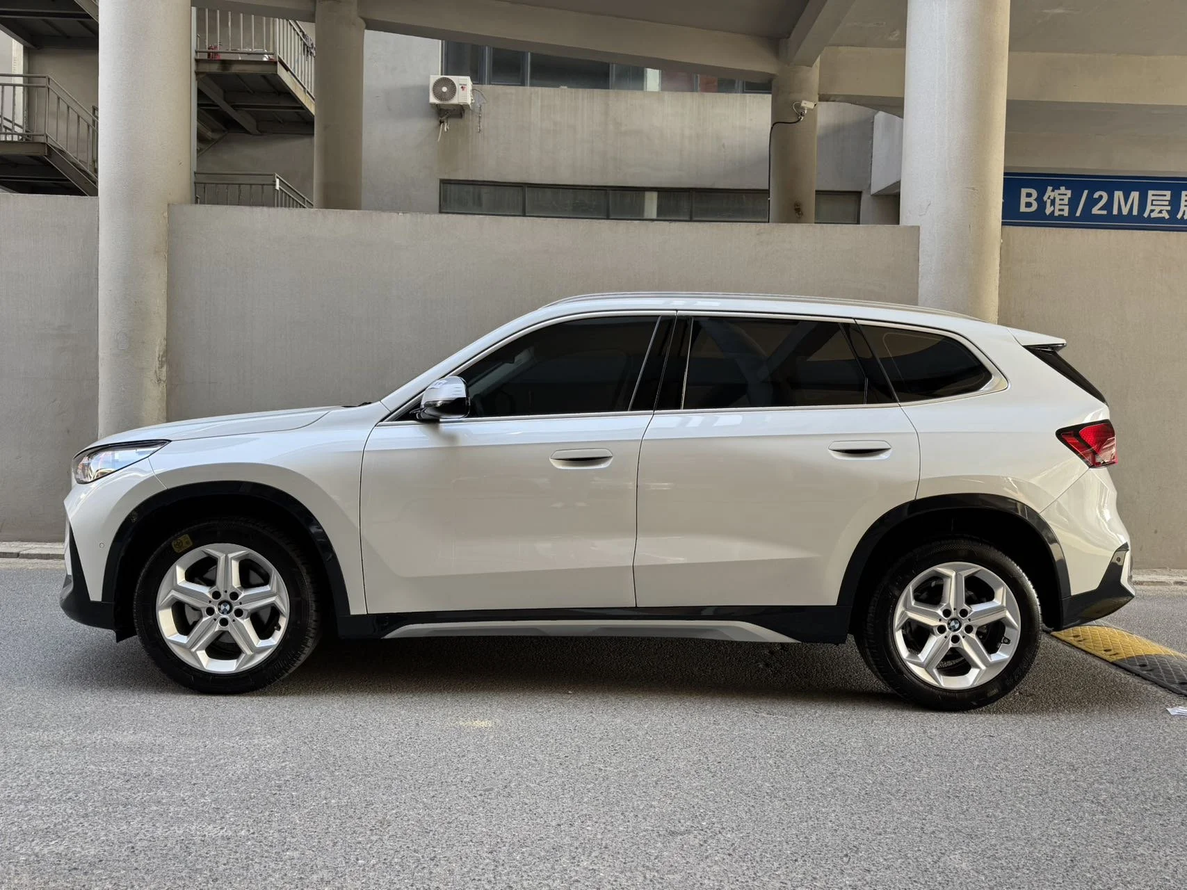 BMW X1 sDrive20Li X Design 2023 Под заказ из Китая - миниатюра 2