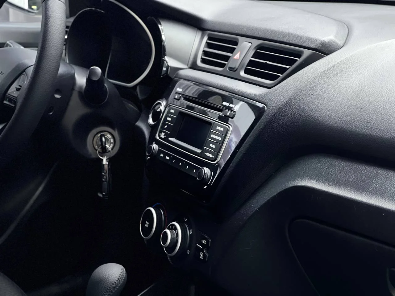 Kia Rio 1.4 AT 2013 год - миниатюра 7