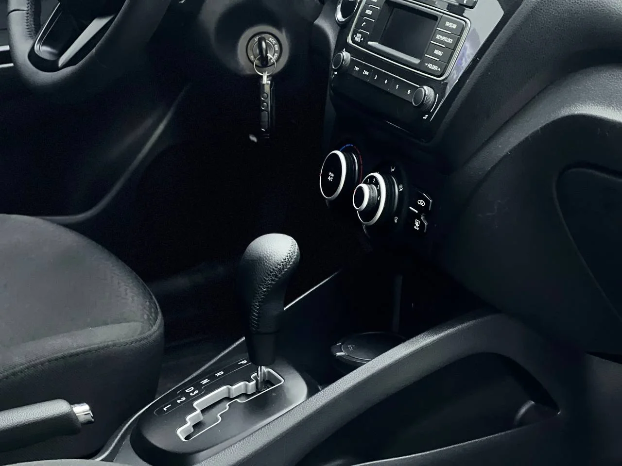 Kia Rio 1.4 AT 2013 год - миниатюра 9