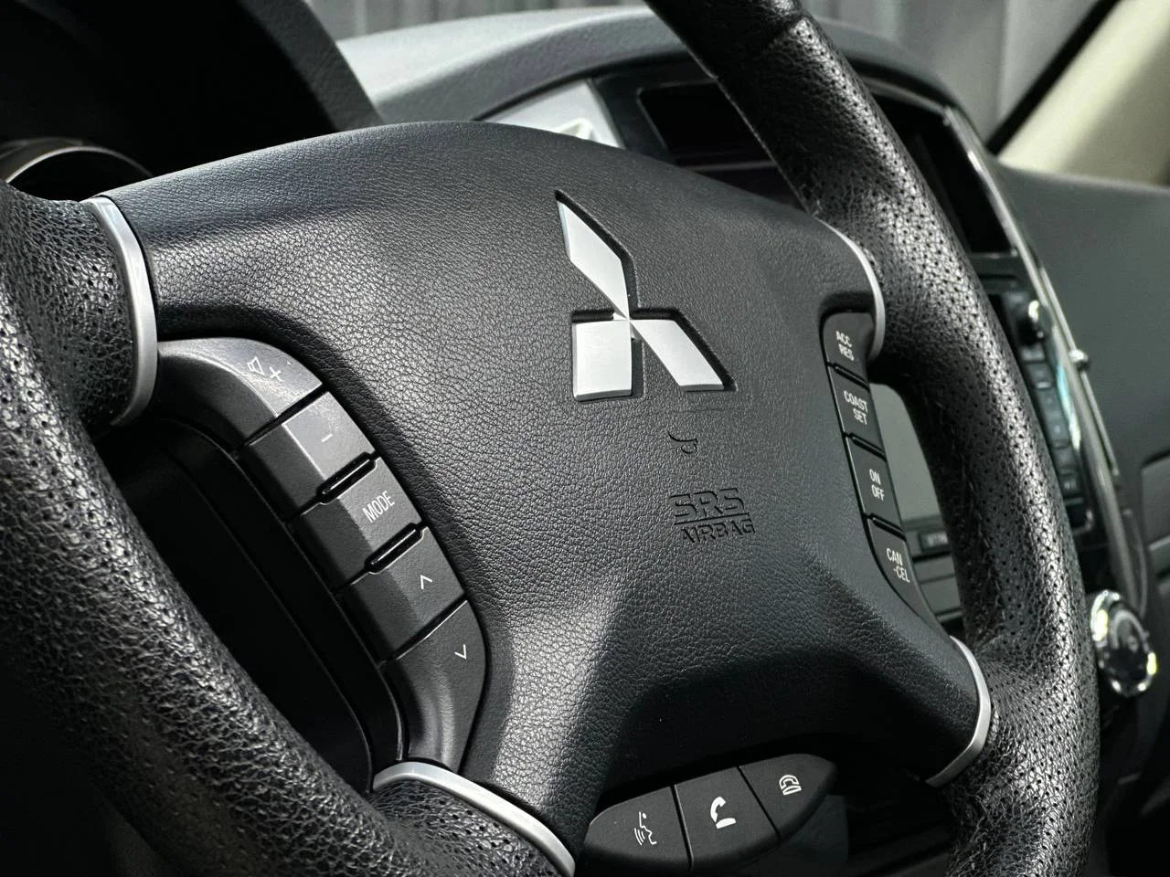 Mitsubishi Pajero 3.2 АТ 2014 год - миниатюра 20