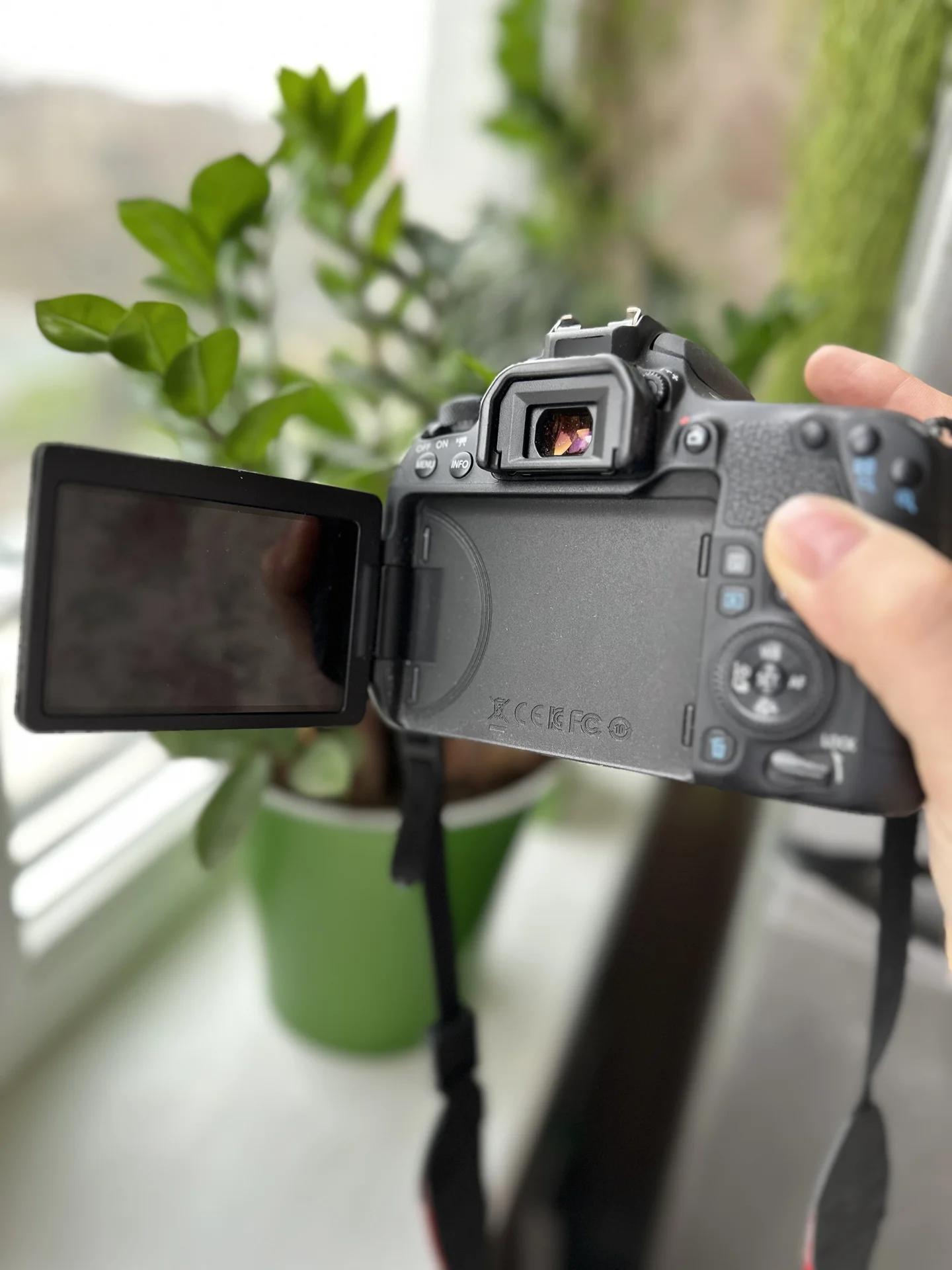 Профессиональный фотоаппарат Canon - миниатюра 3