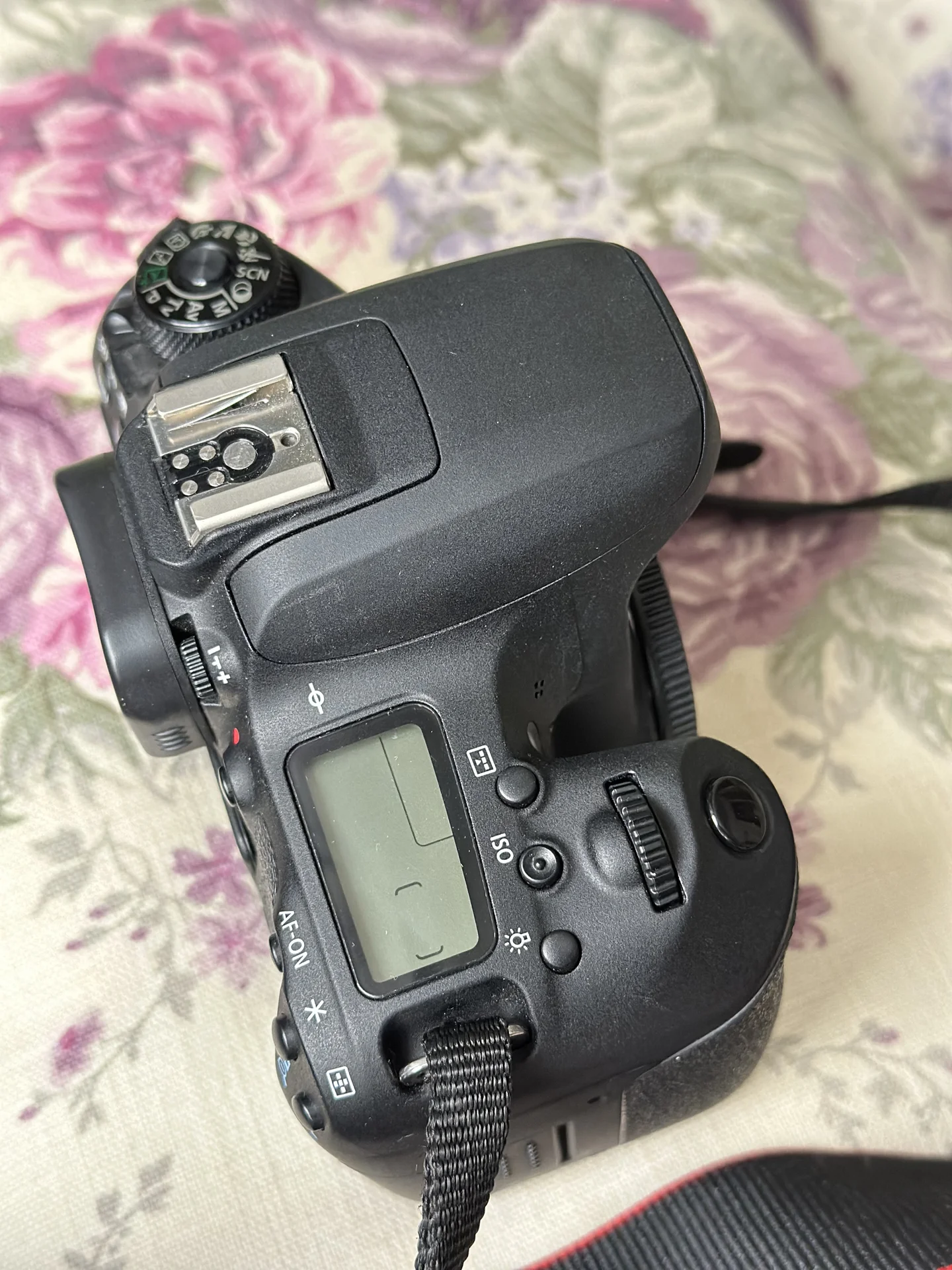 Профессиональный фотоаппарат Canon - миниатюра 8