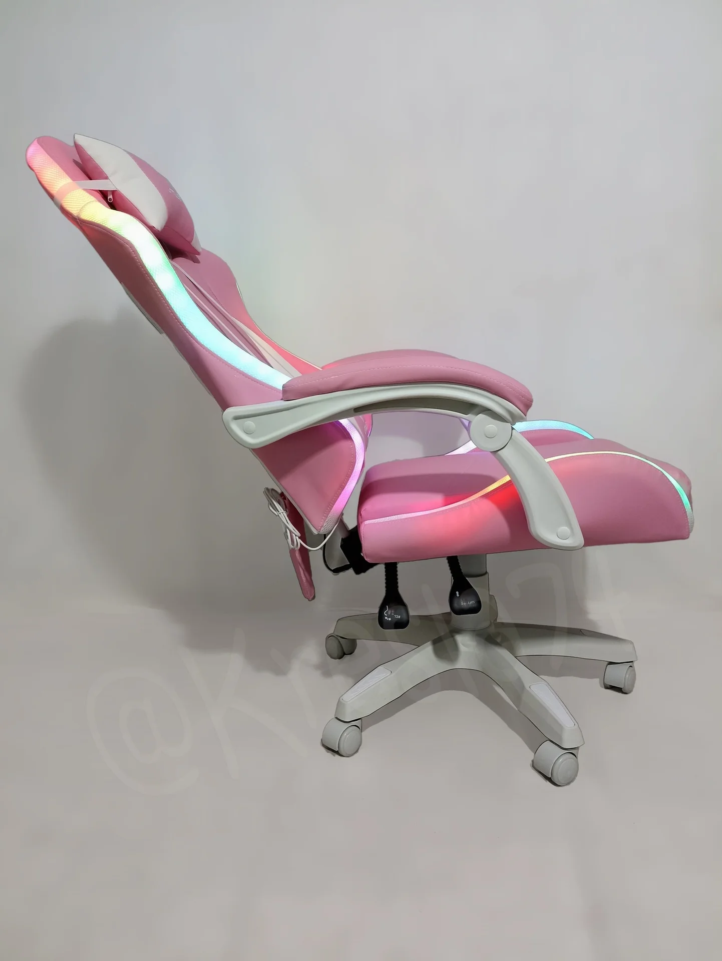 Геймерское кресло с RGB подсветкой розовое - миниатюра 5