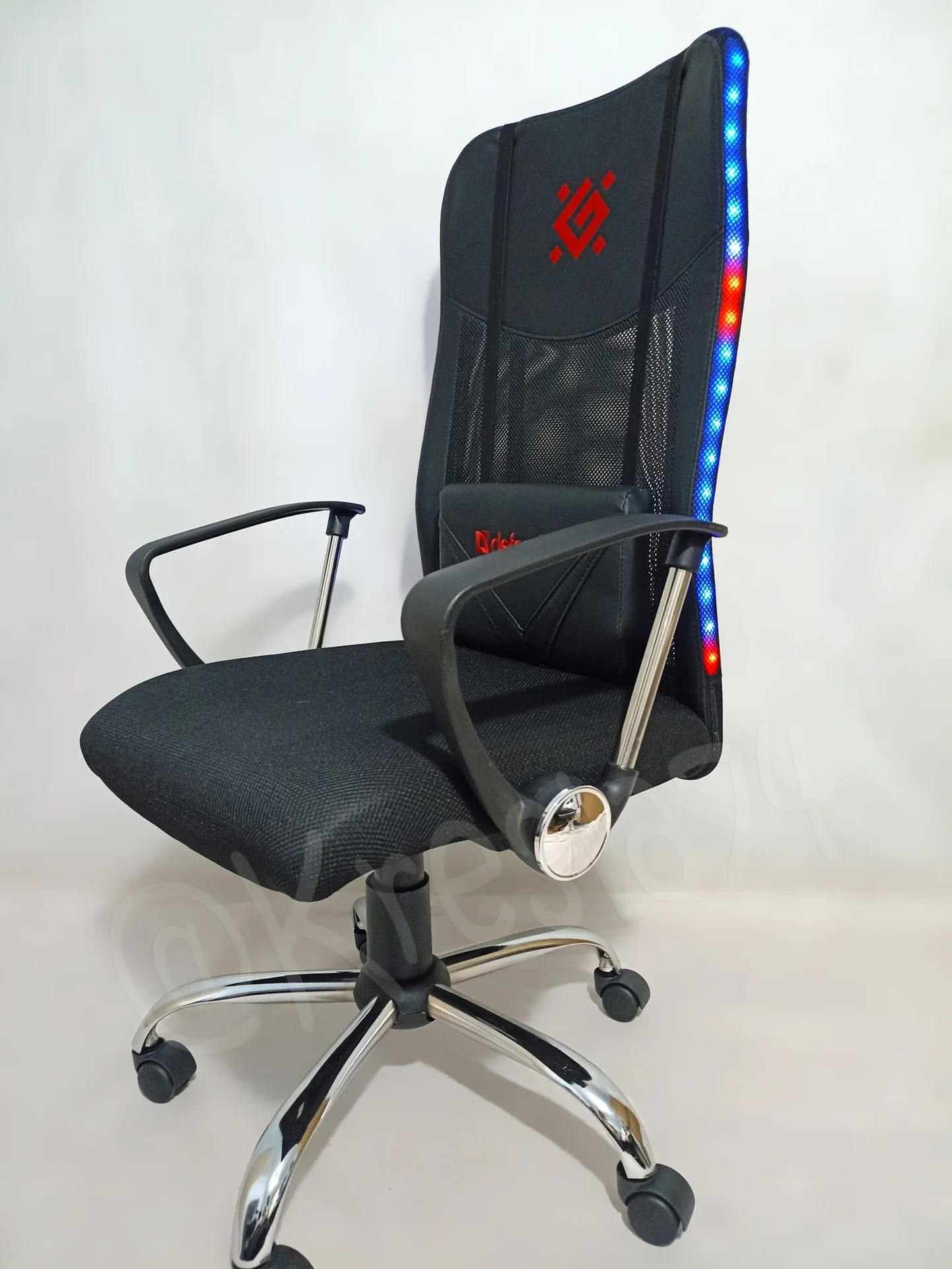 Игровое кресло Defender с RGB подсветкой - миниатюра 3
