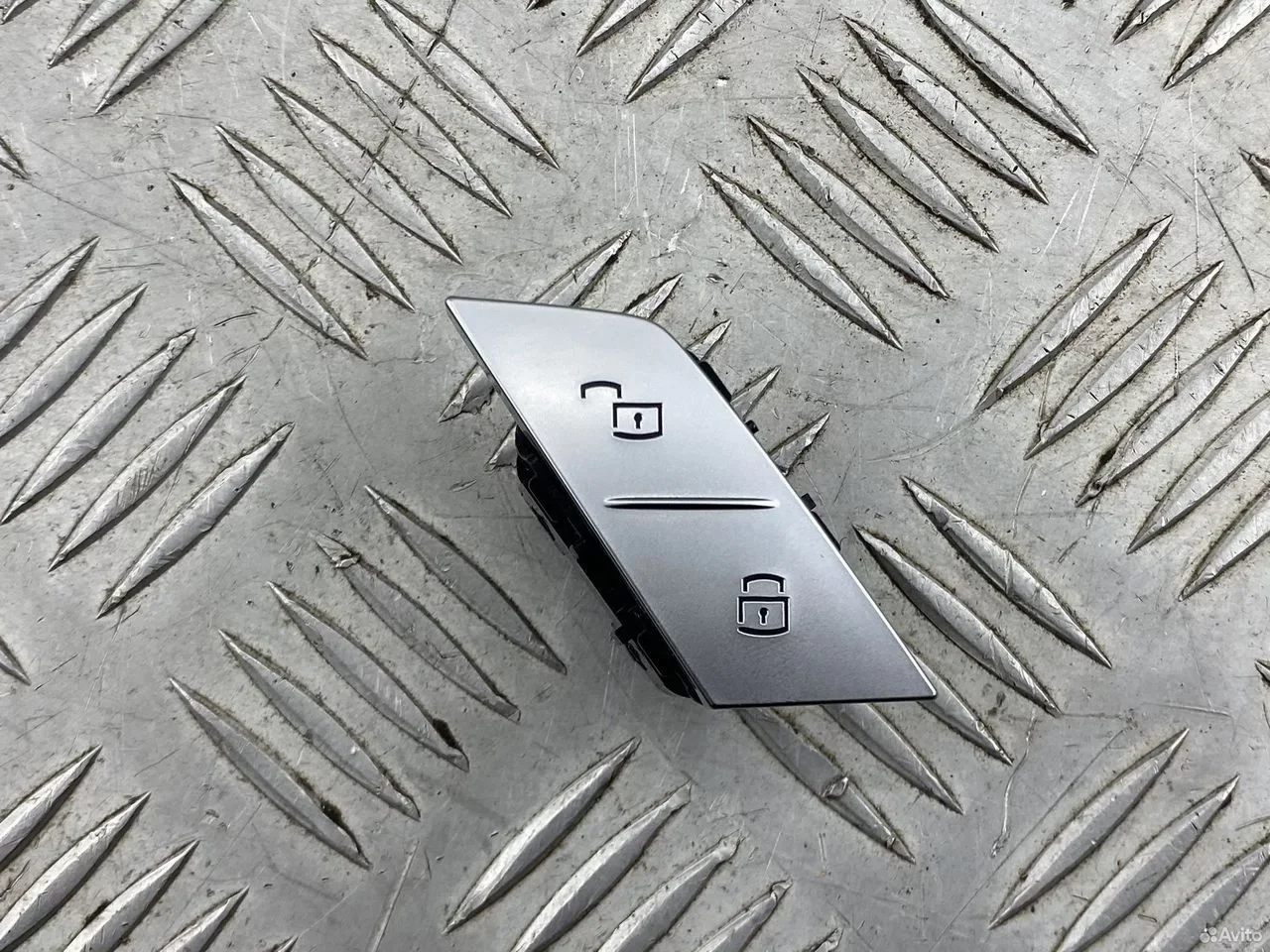 Кнопка блокировки дверей передняя правая BMW X7 G0 - изображение 1