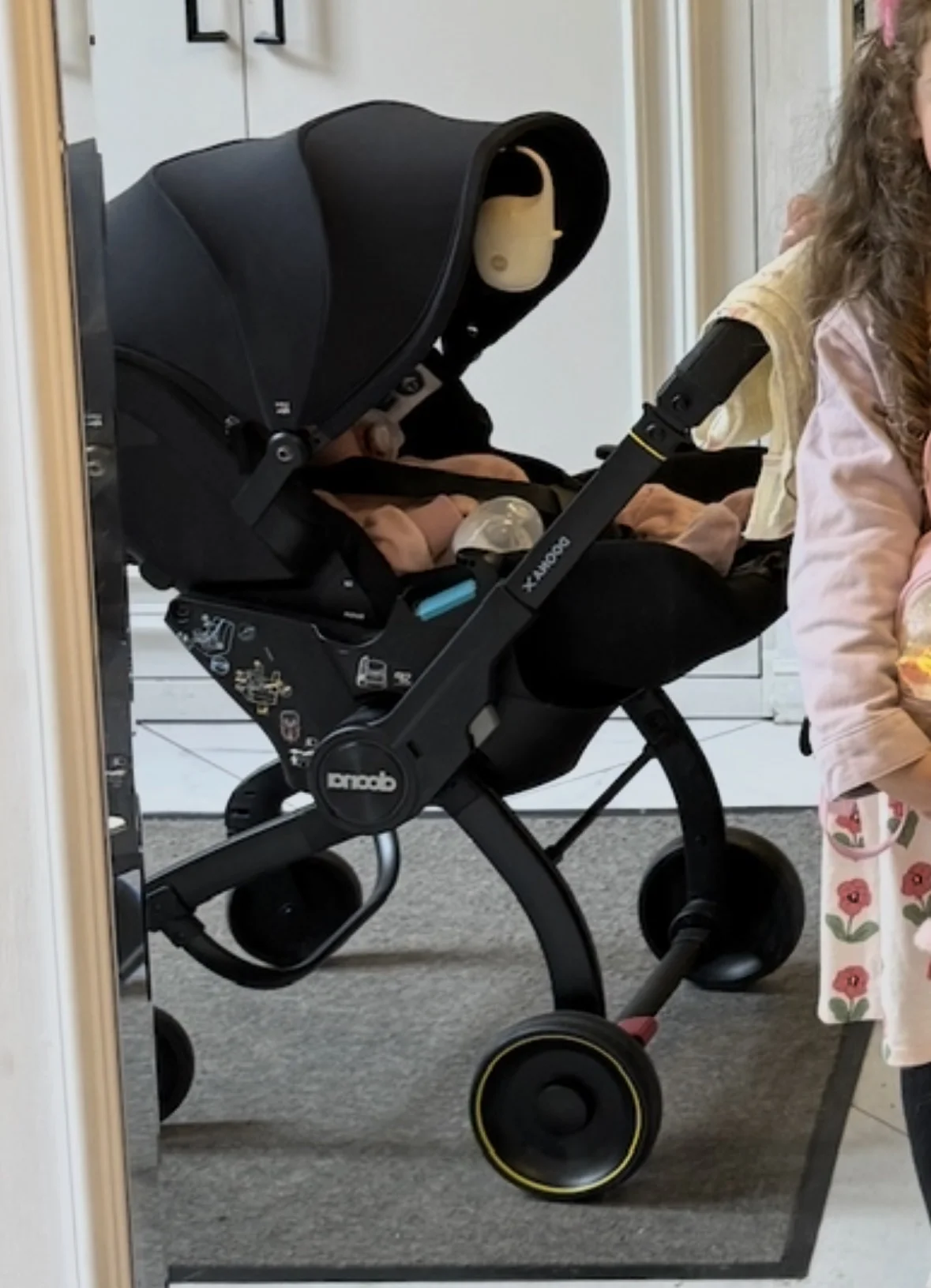 Автокресло-коляска Doona X 2 в 1 + база ISOFIX - миниатюра 2