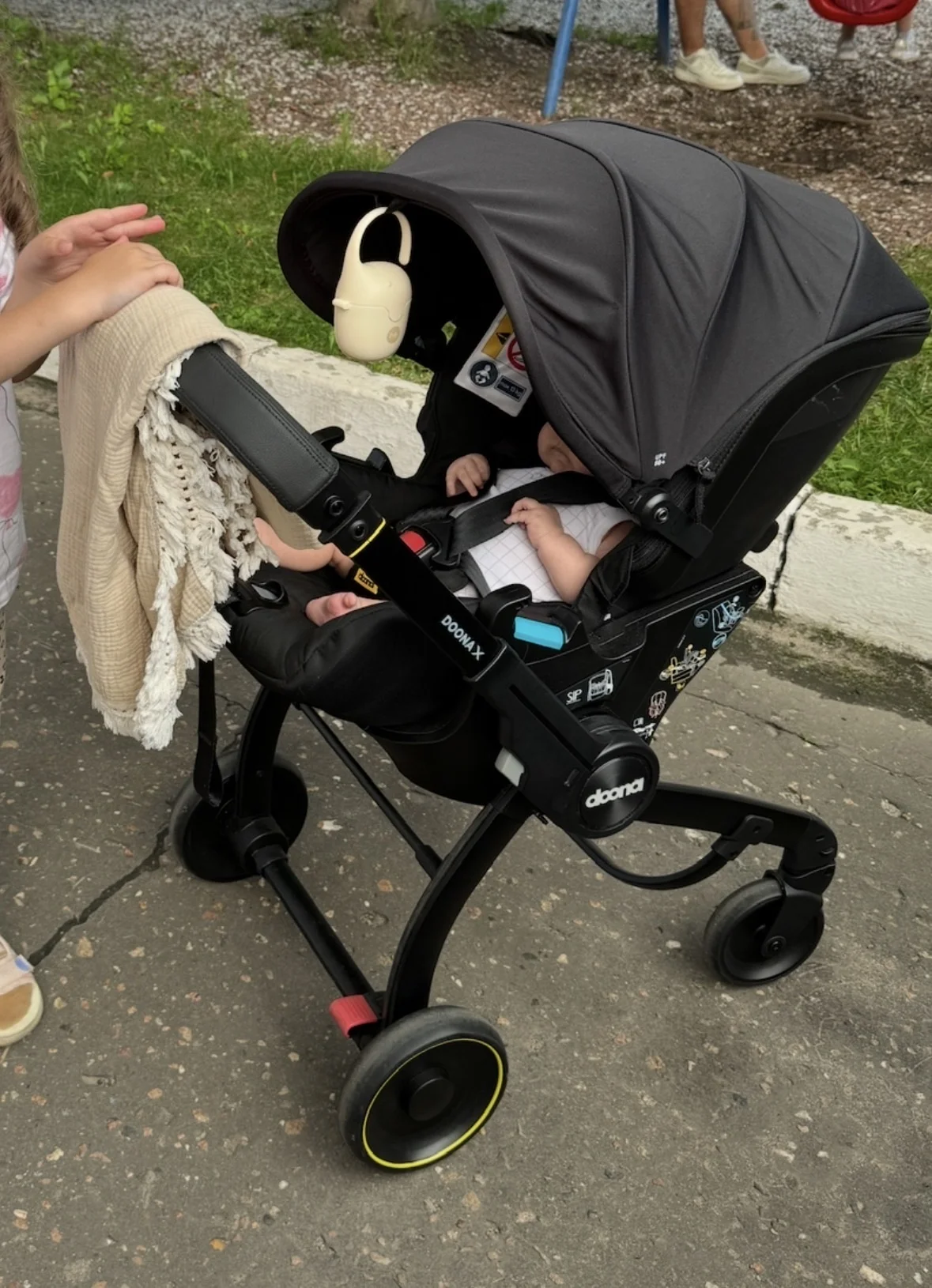 Автокресло-коляска Doona X 2 в 1 + база ISOFIX - миниатюра 3
