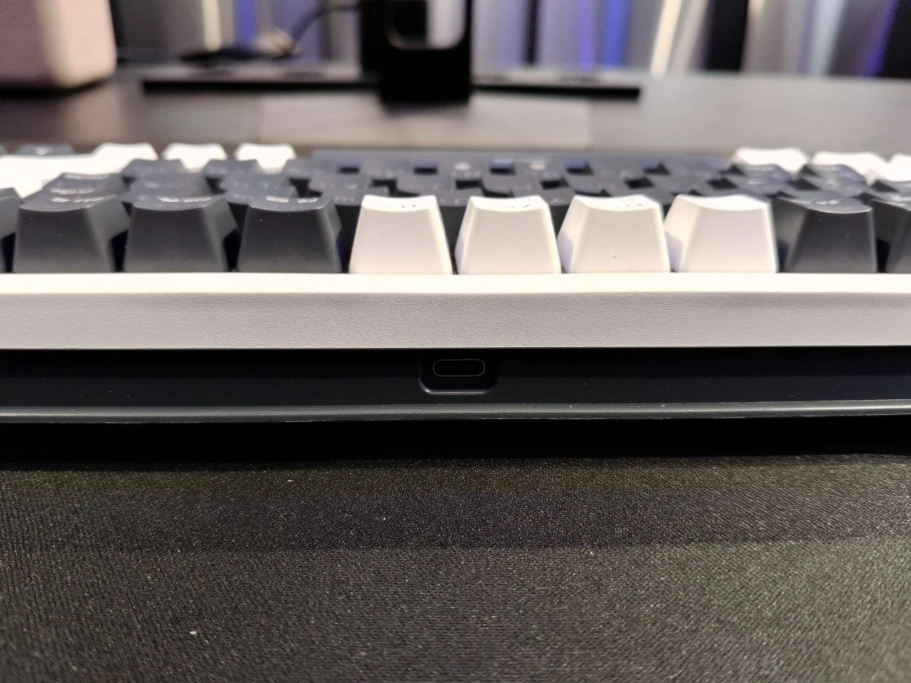 Игровая механическая клавиатура (мини) AG68, Black, RGB - миниатюра 3